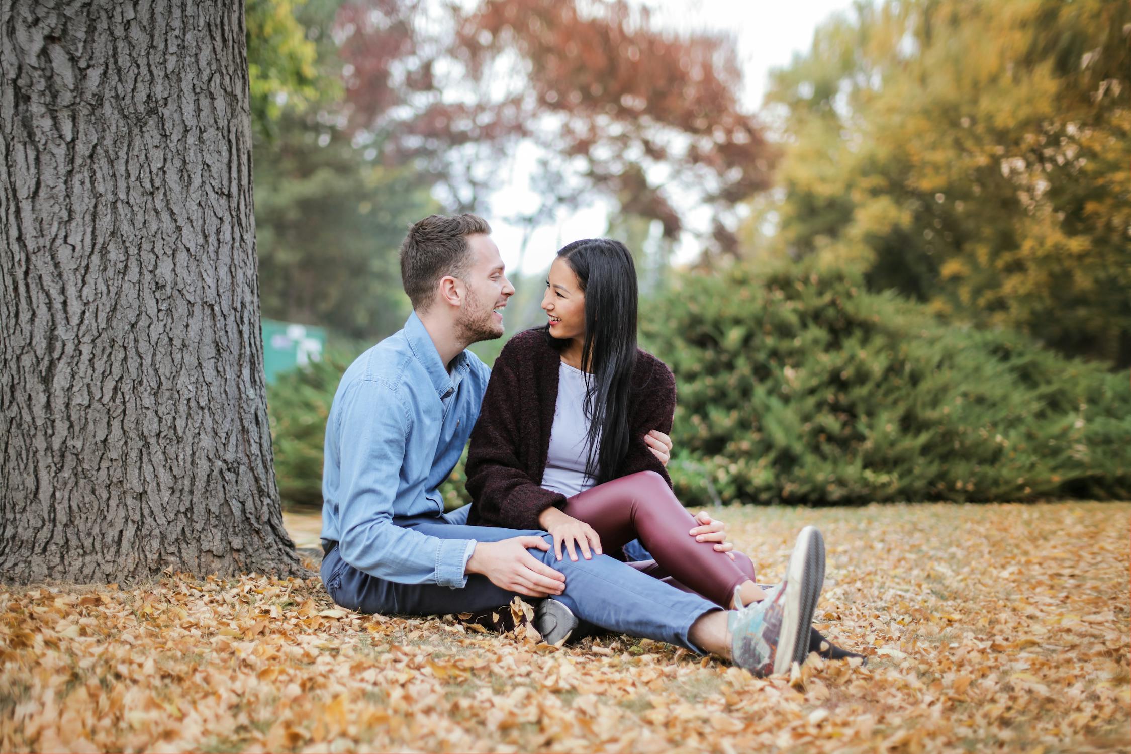 A couple talking outside | Source: Pexels