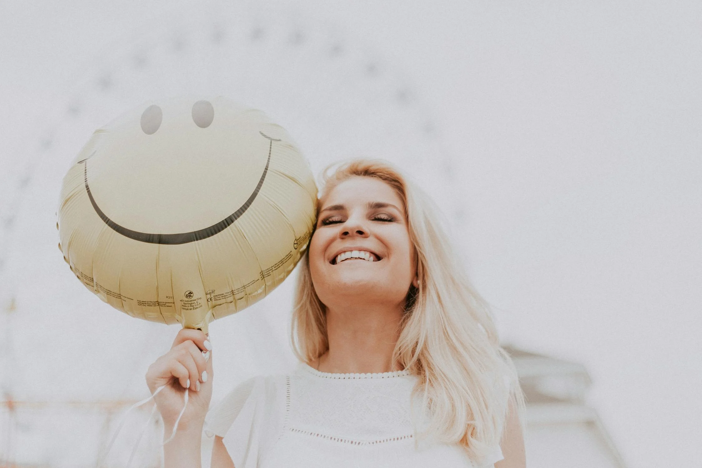 Uma mulher sorrindo com um balão | Fonte: Pexels