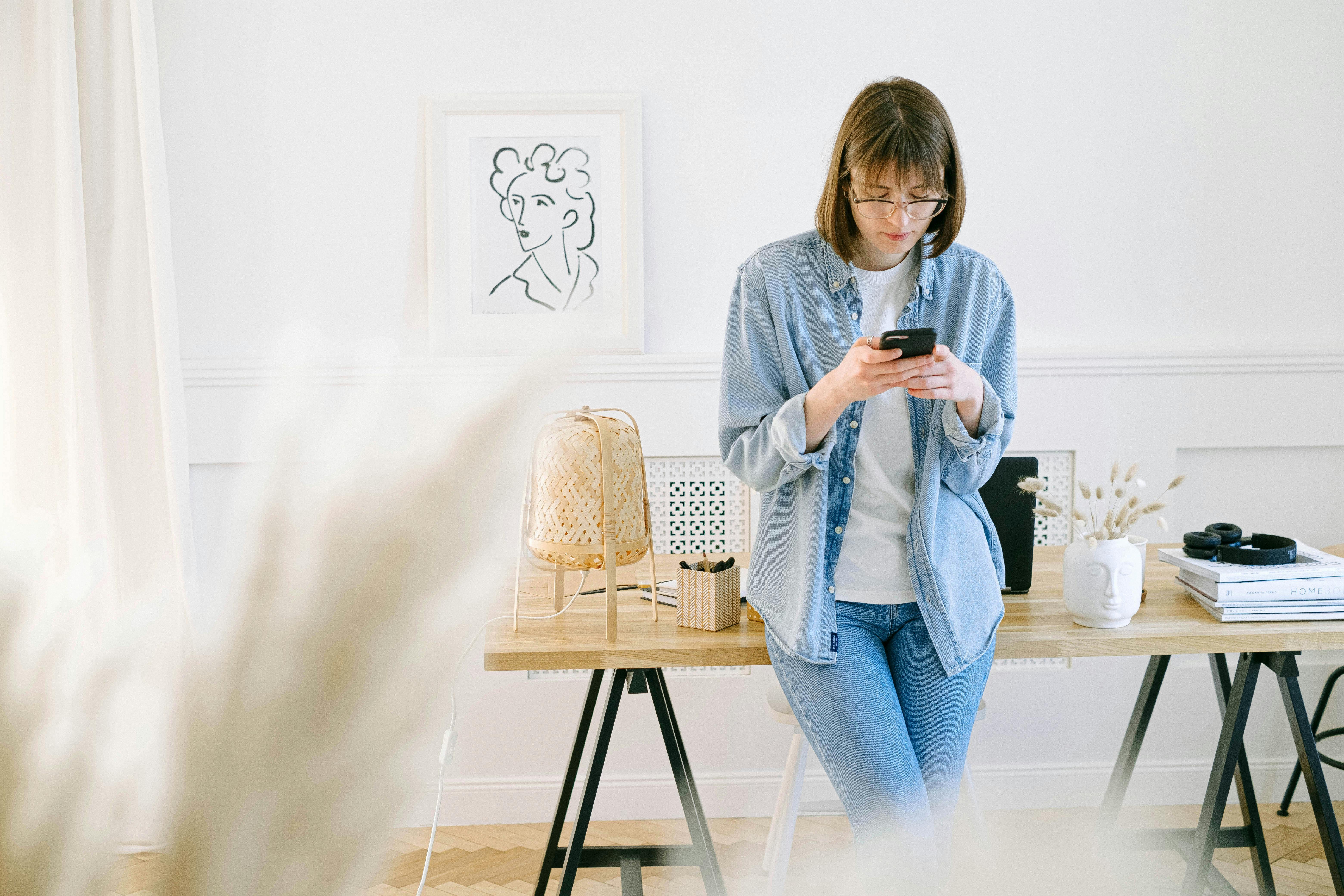 Woman texting on her phone | Source: Pexels