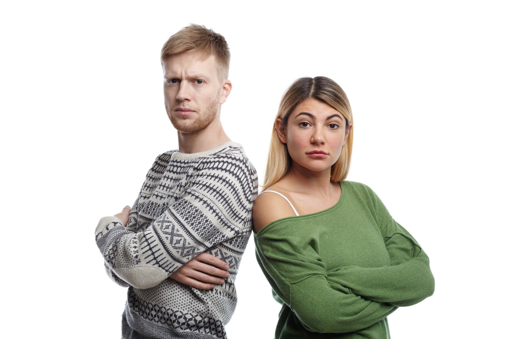 Un couple déterminé avec les mains croisées | Source : Freepik