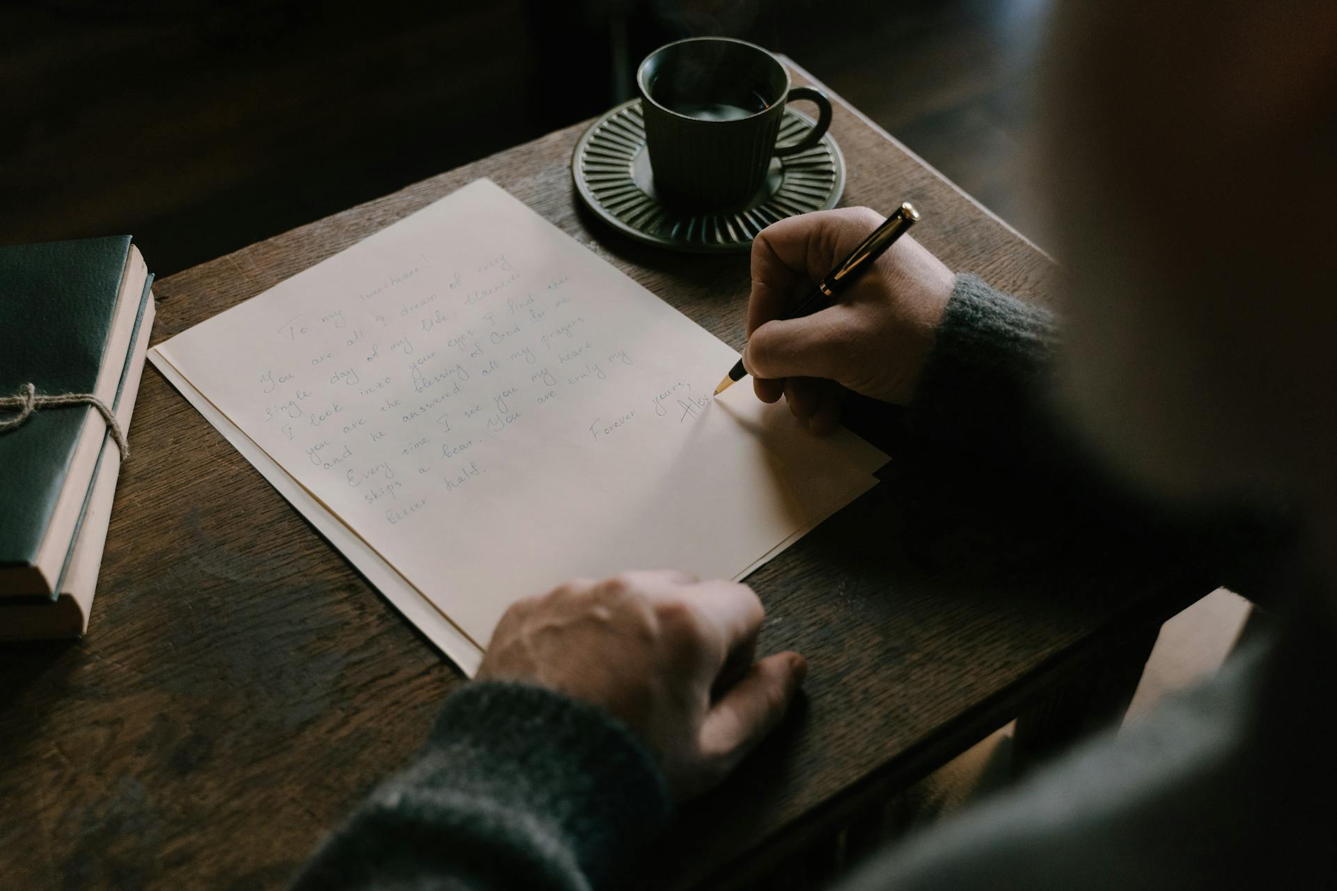 A man writing a letter | Source: Pexels