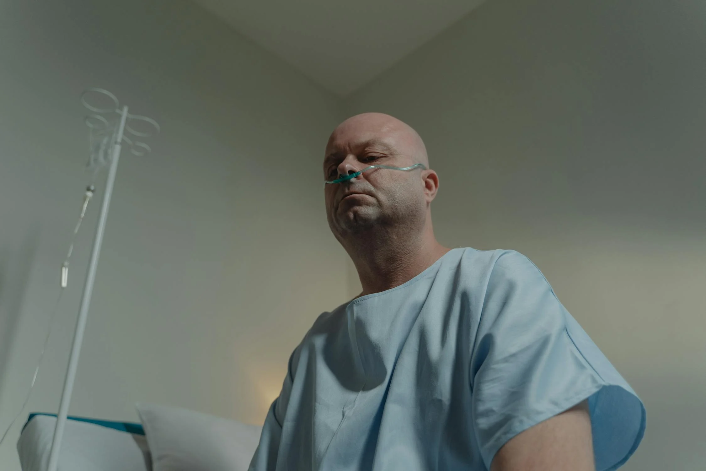 A man with cancer looking down | Source: Pexels