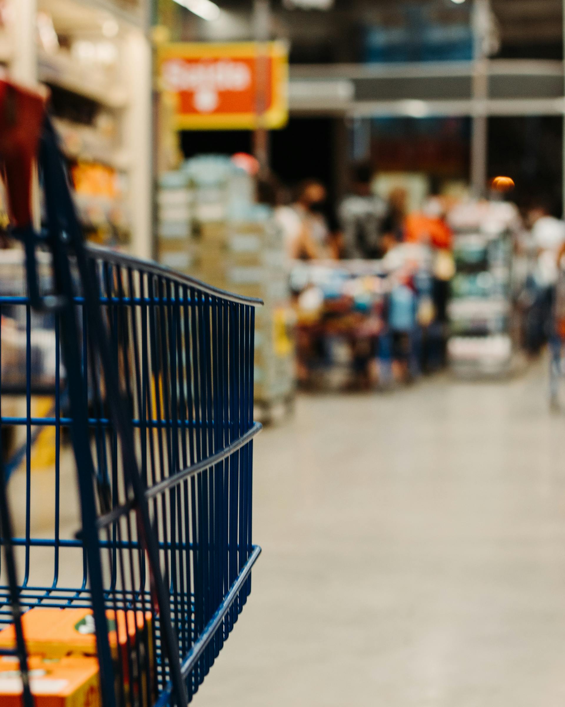 A trolley in a grocery store | Source: Pexels