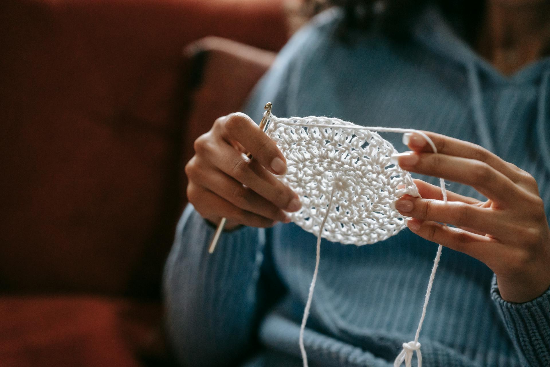 Close-up shot of a woman knitting | Source: Pexels