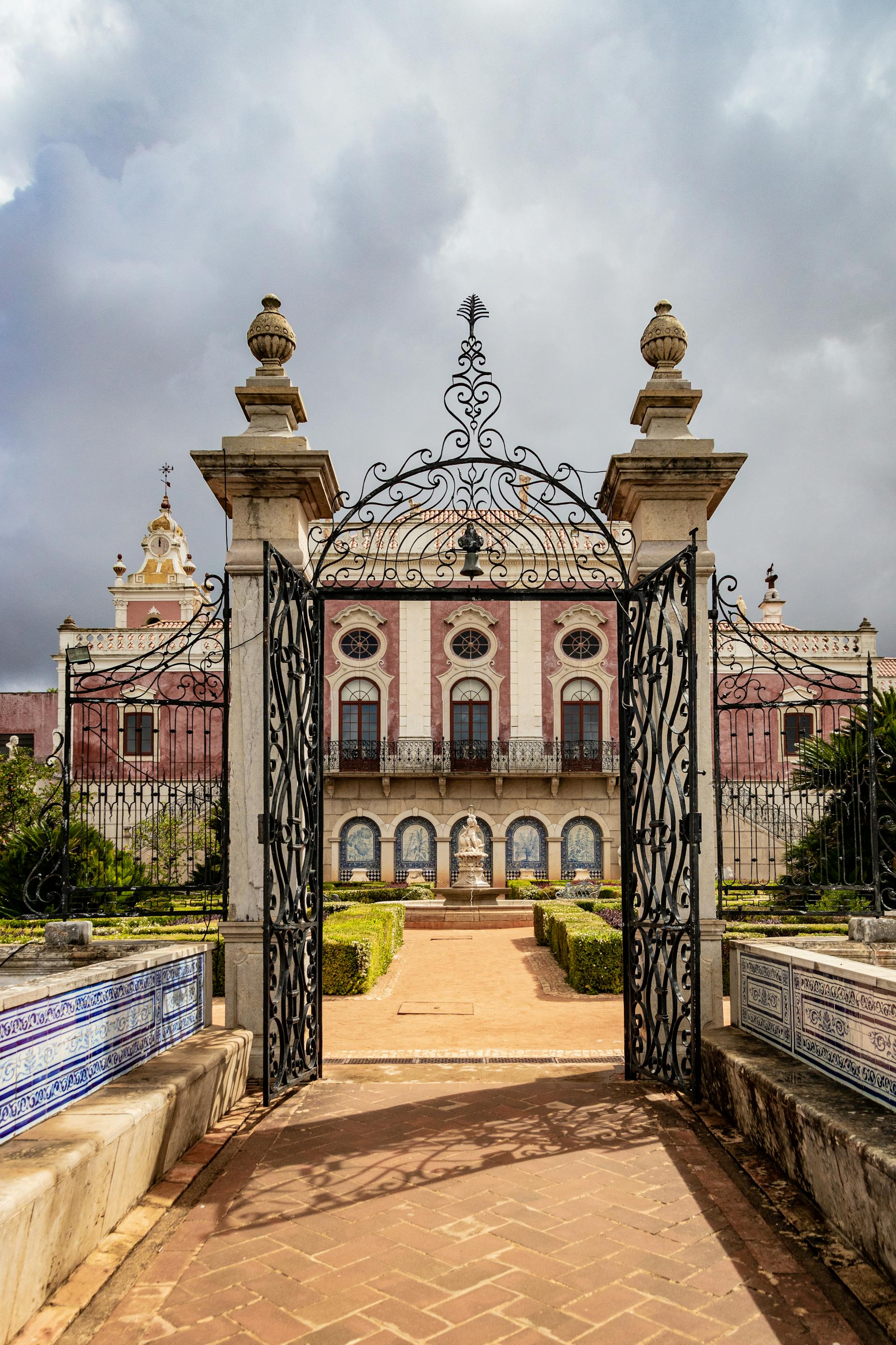 The open gates of an estate | Source: Pexels