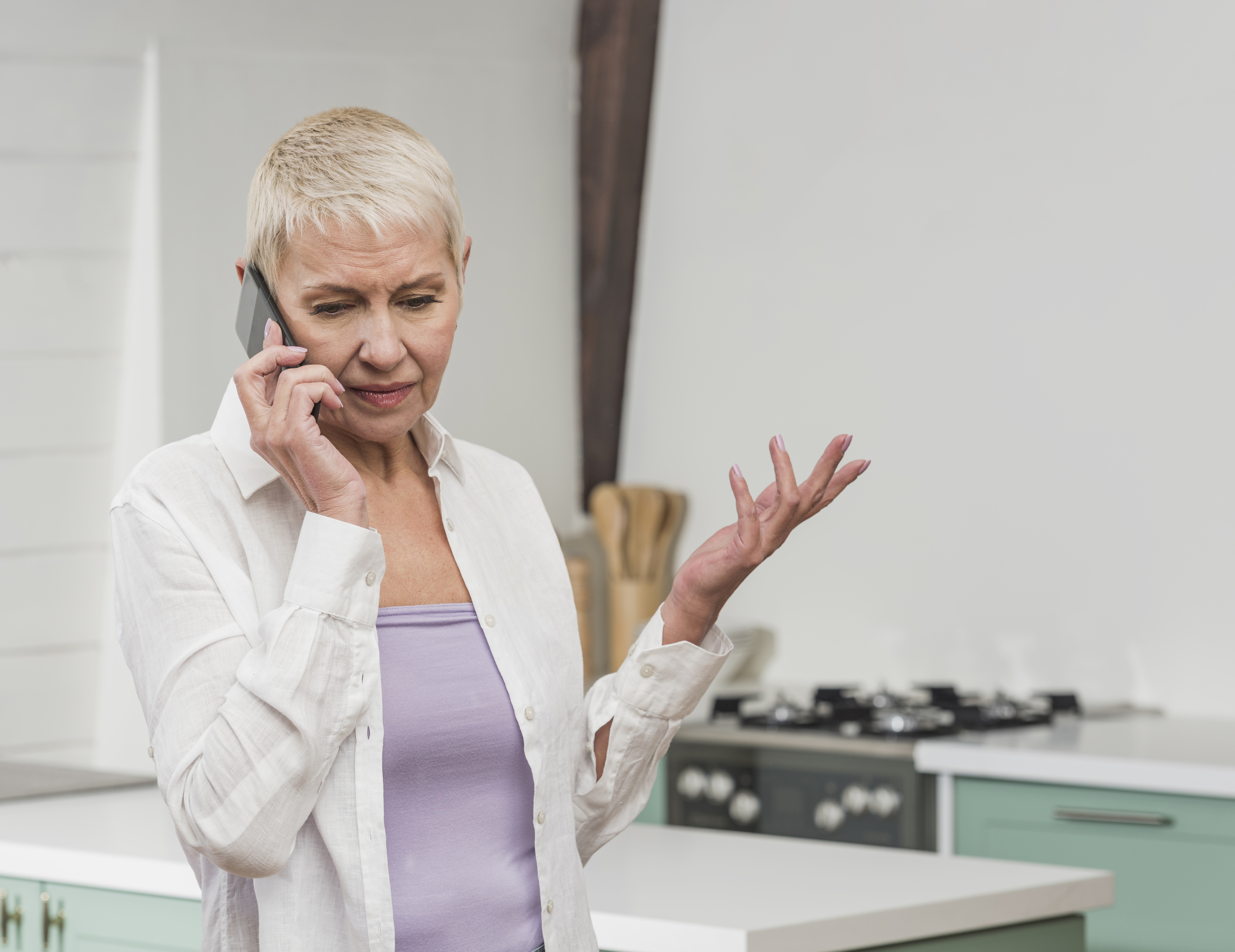 Una mujer mayor hablando por teléfono | Fuente: Freepik