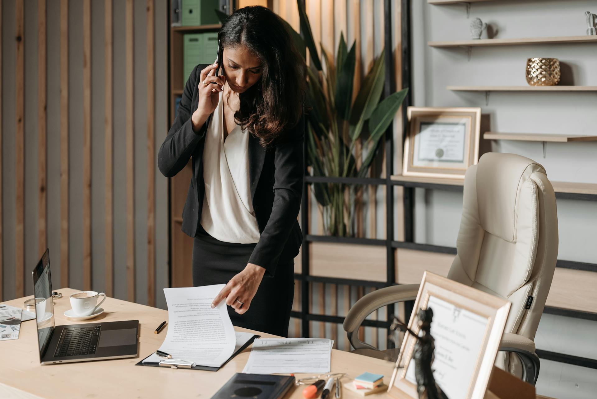 A woman speaking on her phone | Source: Pexels