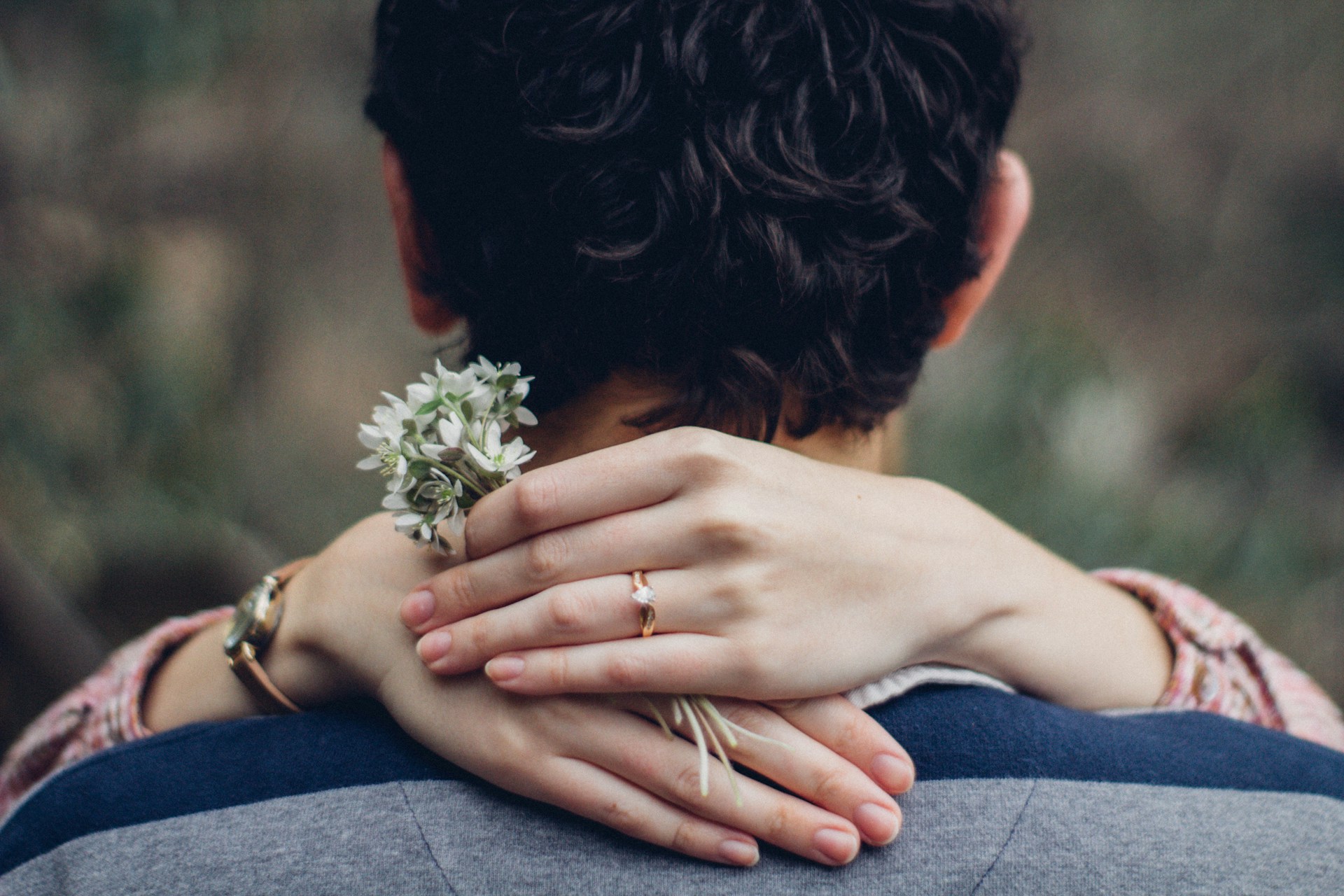 A romantic couple hugging each other | Source: Unsplash