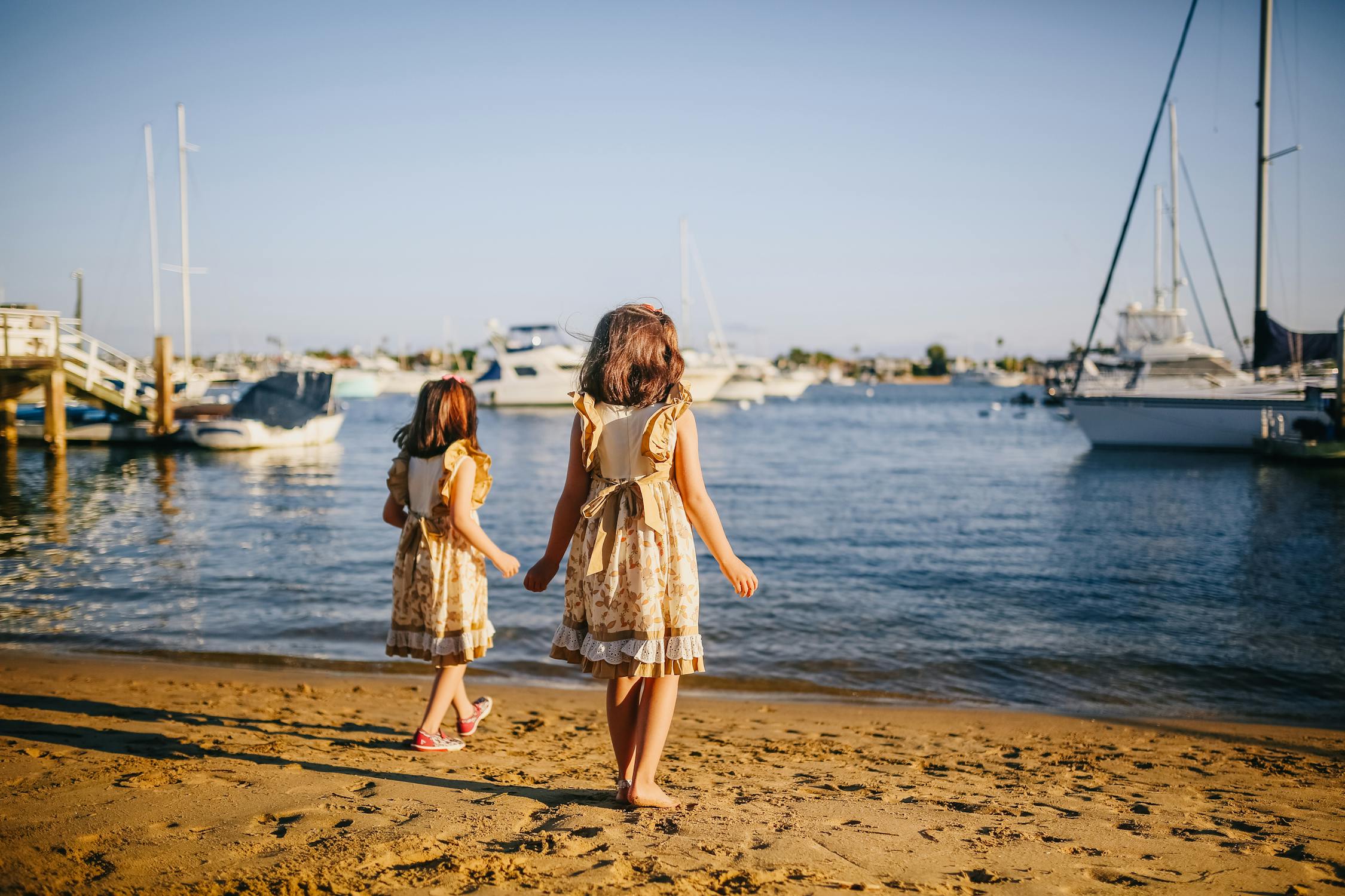 Twins walking near an ocean | Source: Pexels