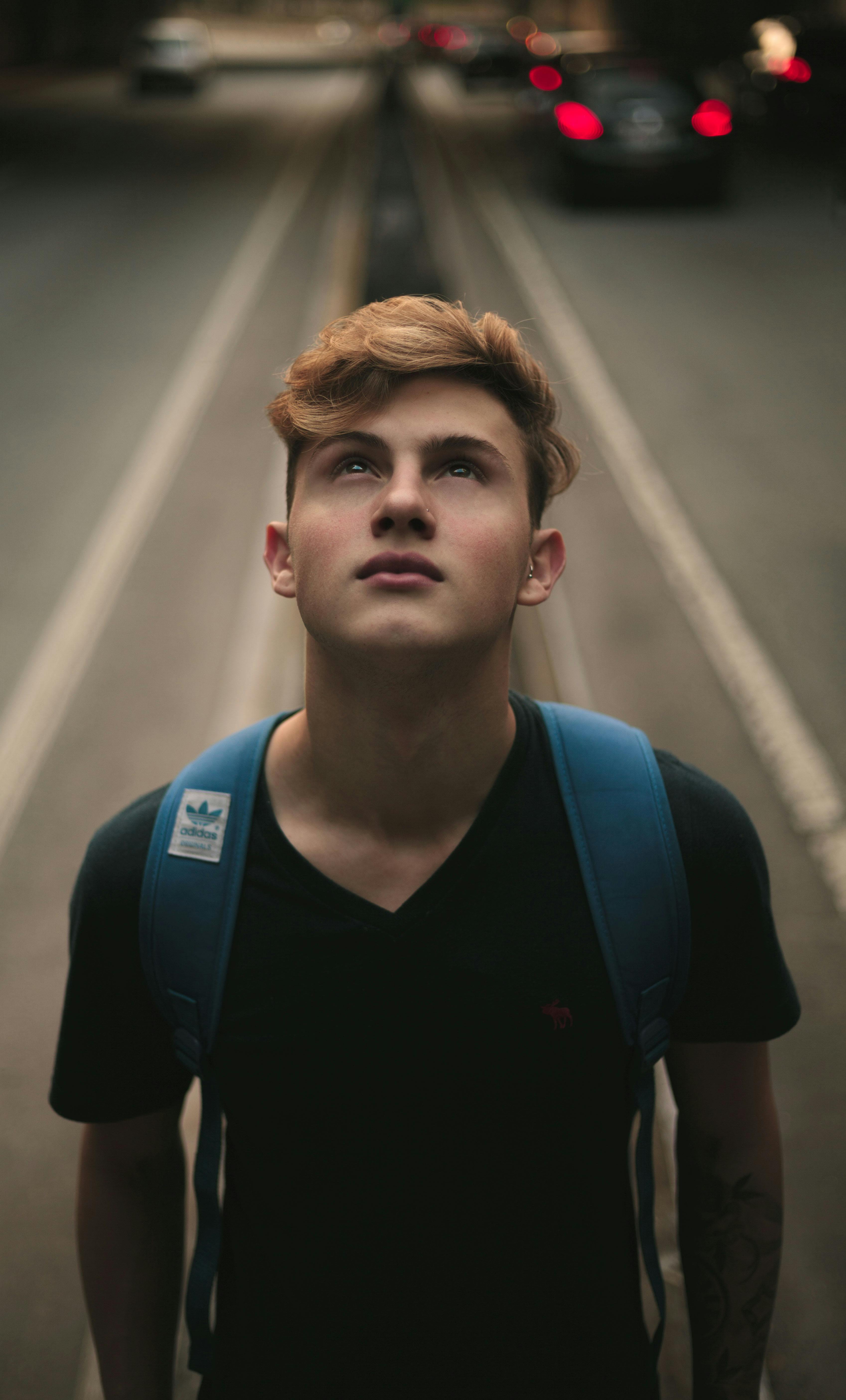 Adolescente en la carretera | Fuente: Pexels