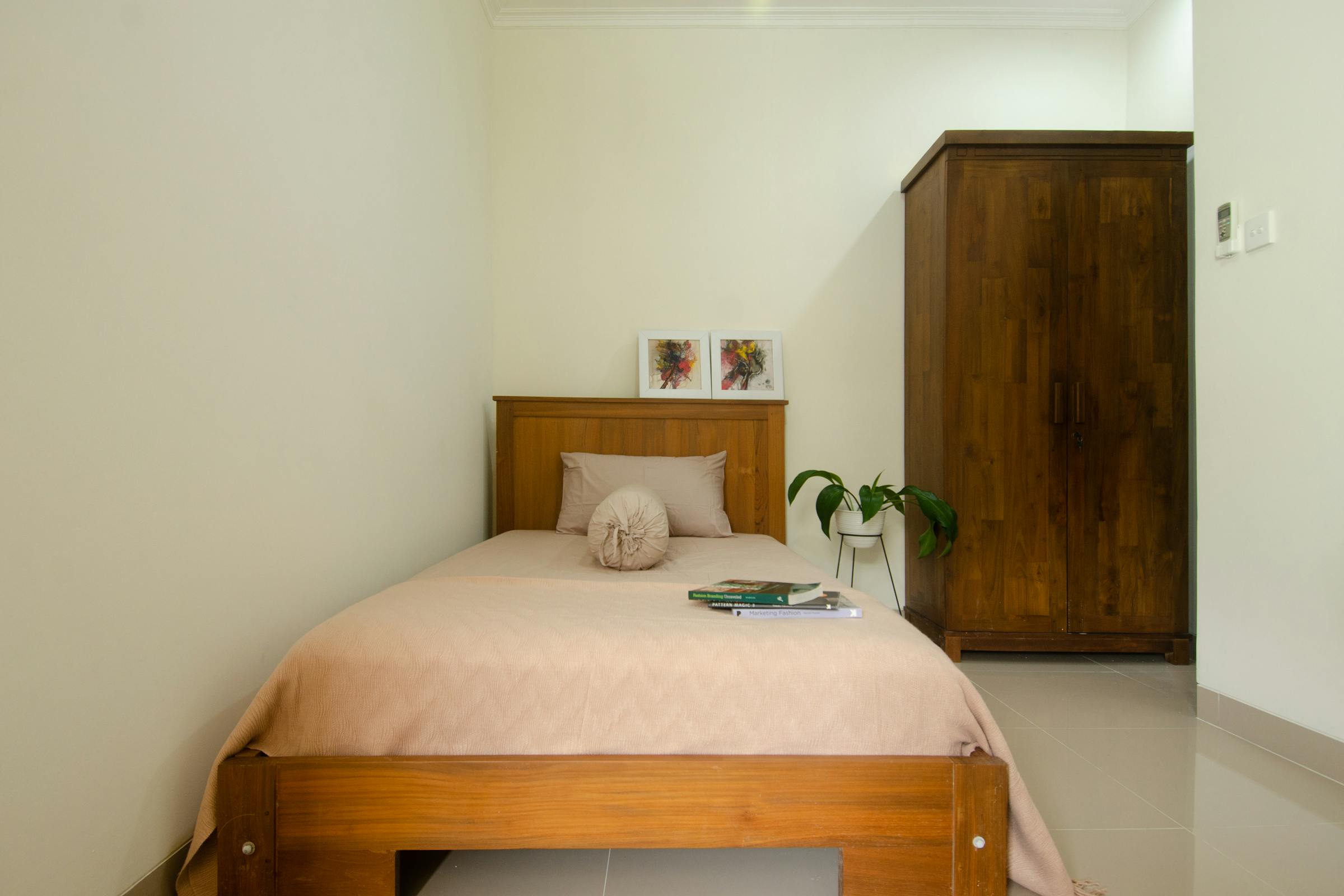 A neatly made bed in a nice room | Source: Pexels