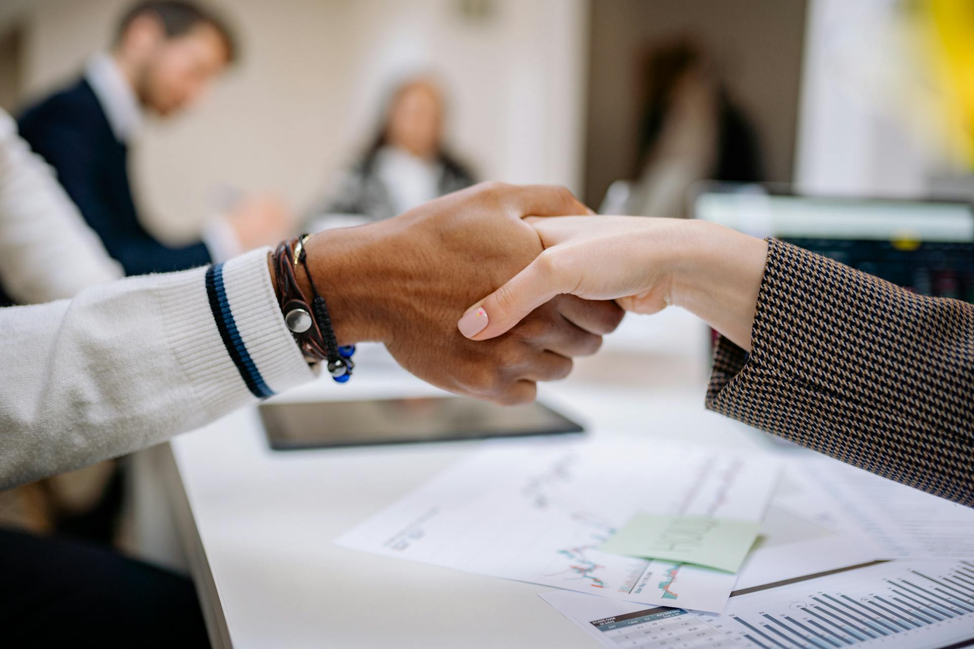 Une femme finalise un accord commercial | Source : Pexels