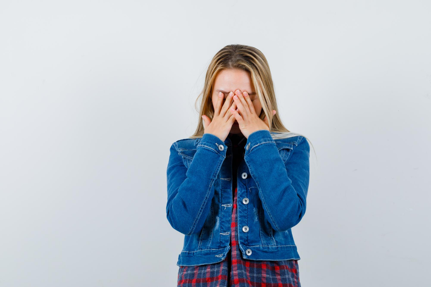 A depressed young girl | Source: Freepik
