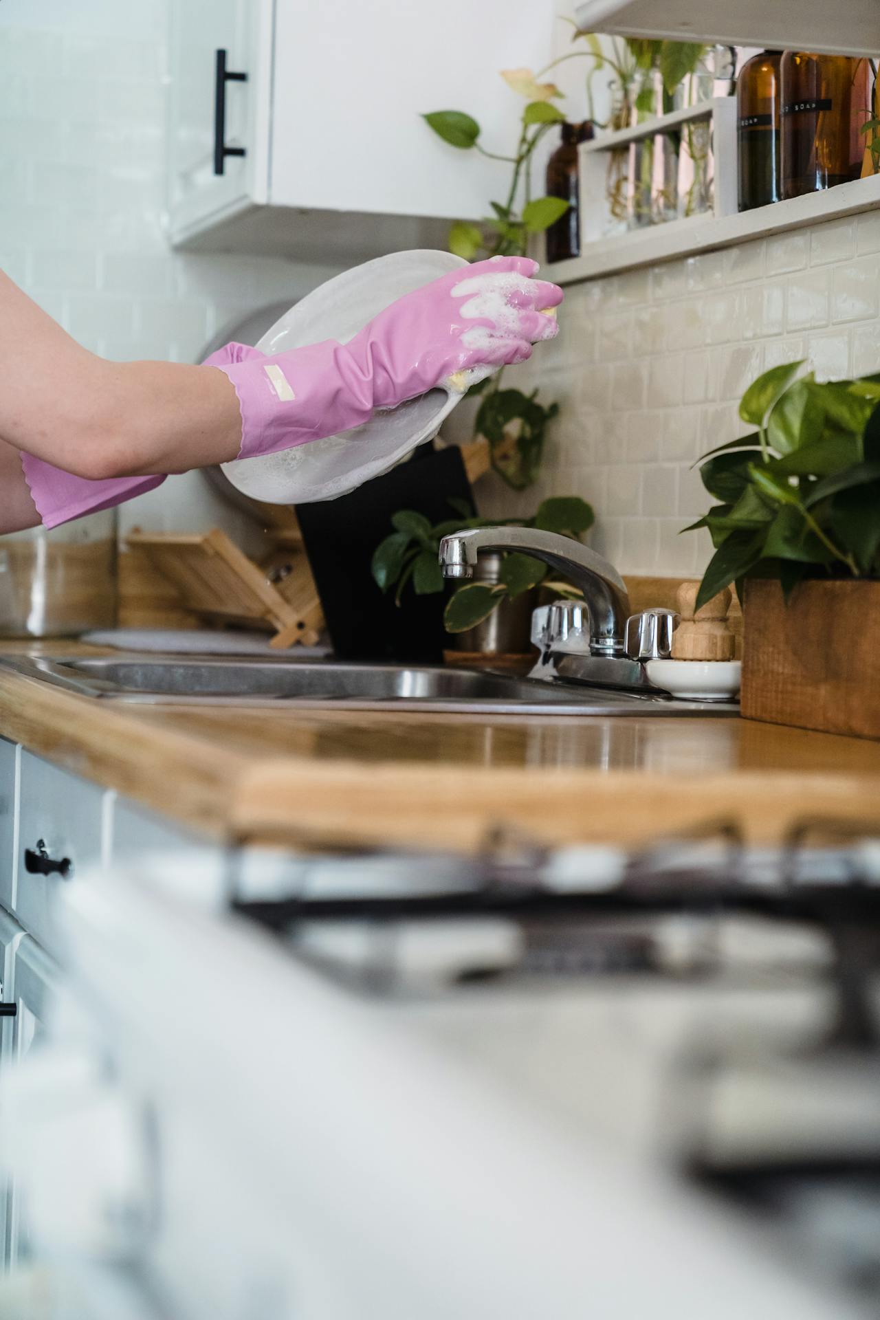 A woman washing dishes | Source: Pexels