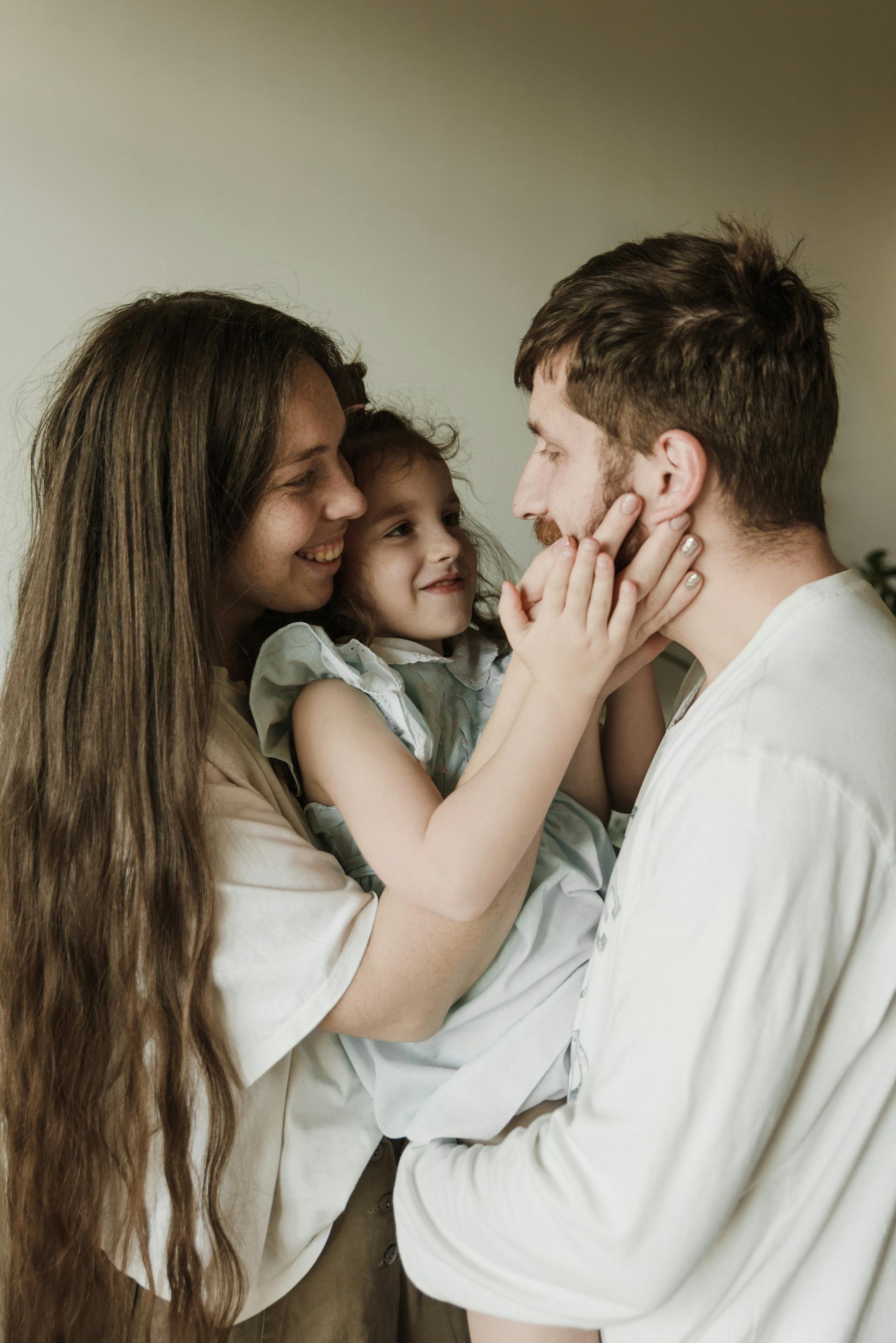 Proud parents with their daughter | Source: Pexels