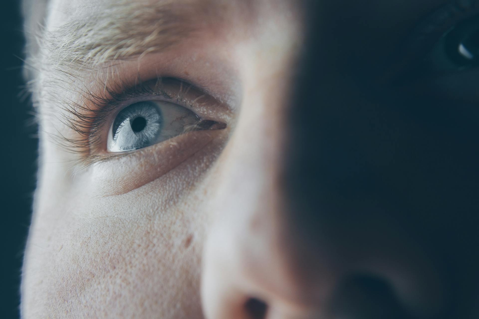 A man looking up | Source: Pexels