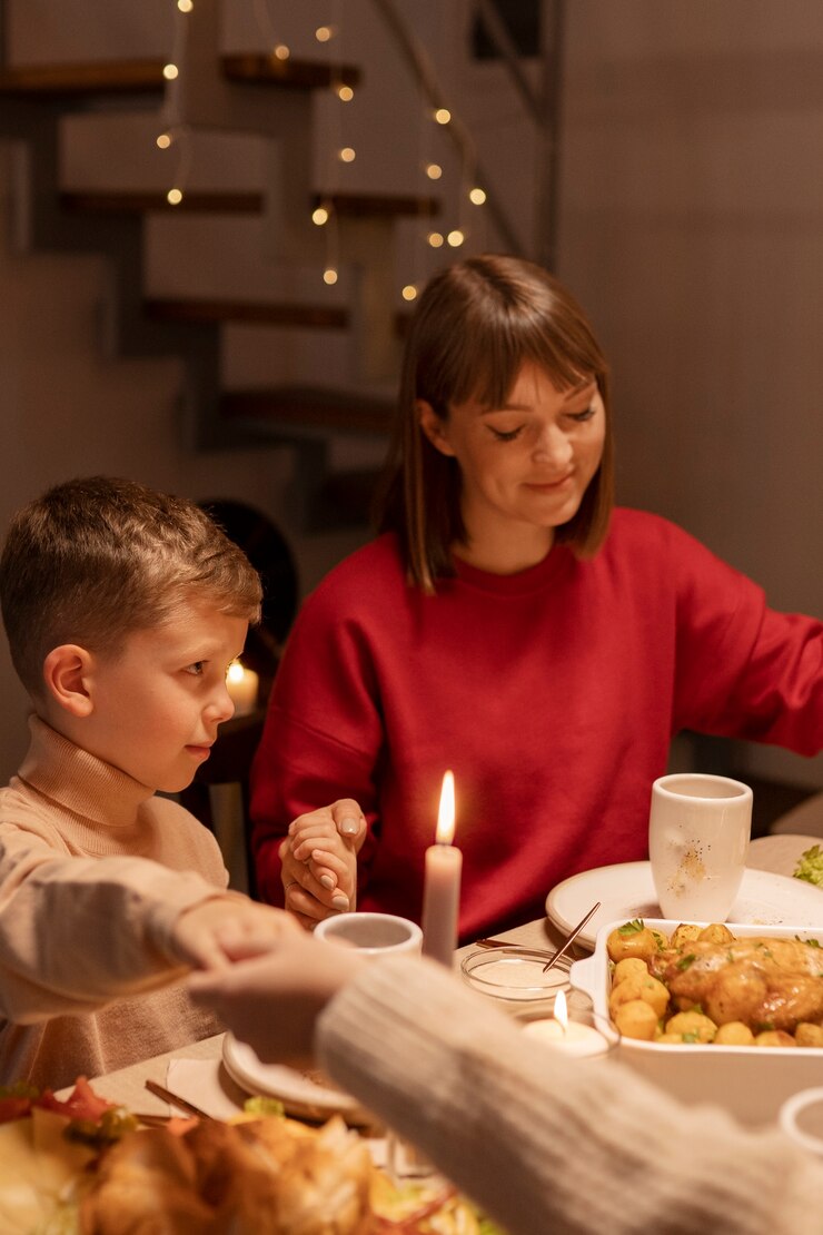 A small family dinner | Source: Freepik