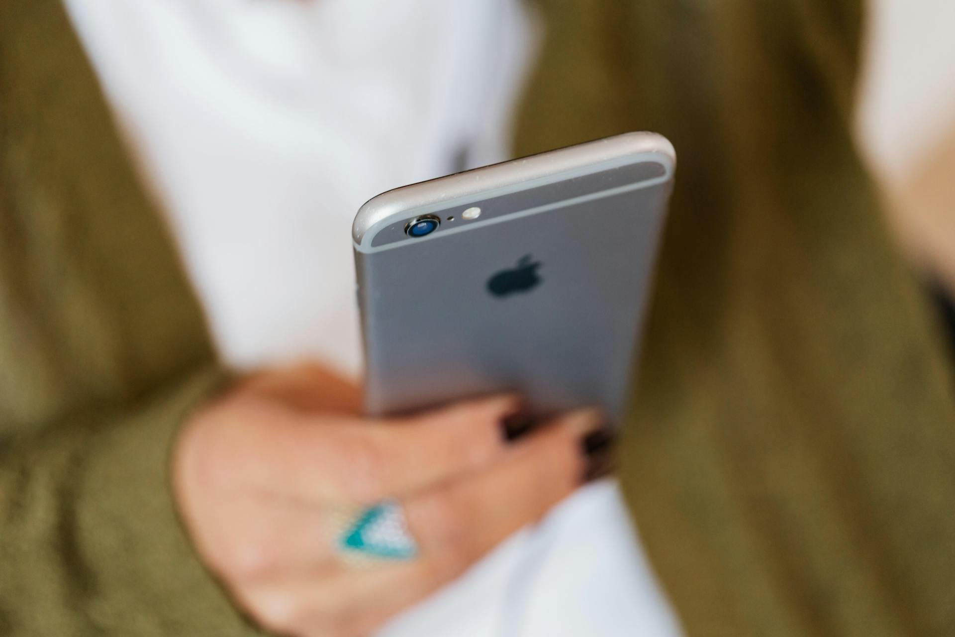 A closeup of a woman holding a smartphone | Source: Pexels