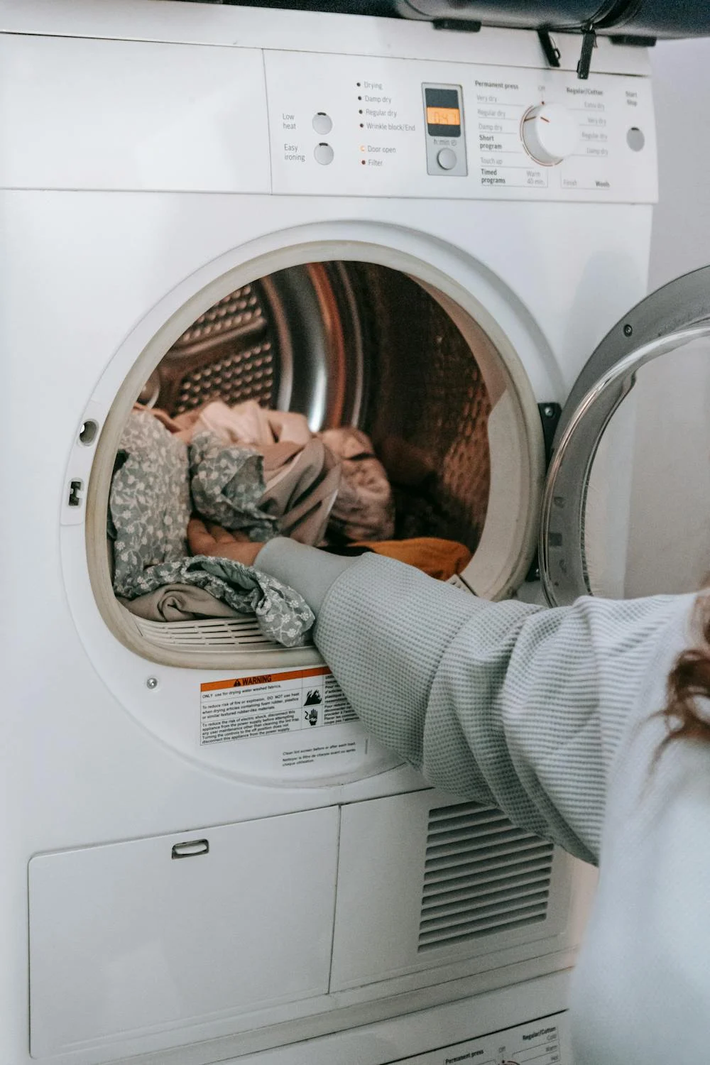 A woman doing laundry | Source: Pexels