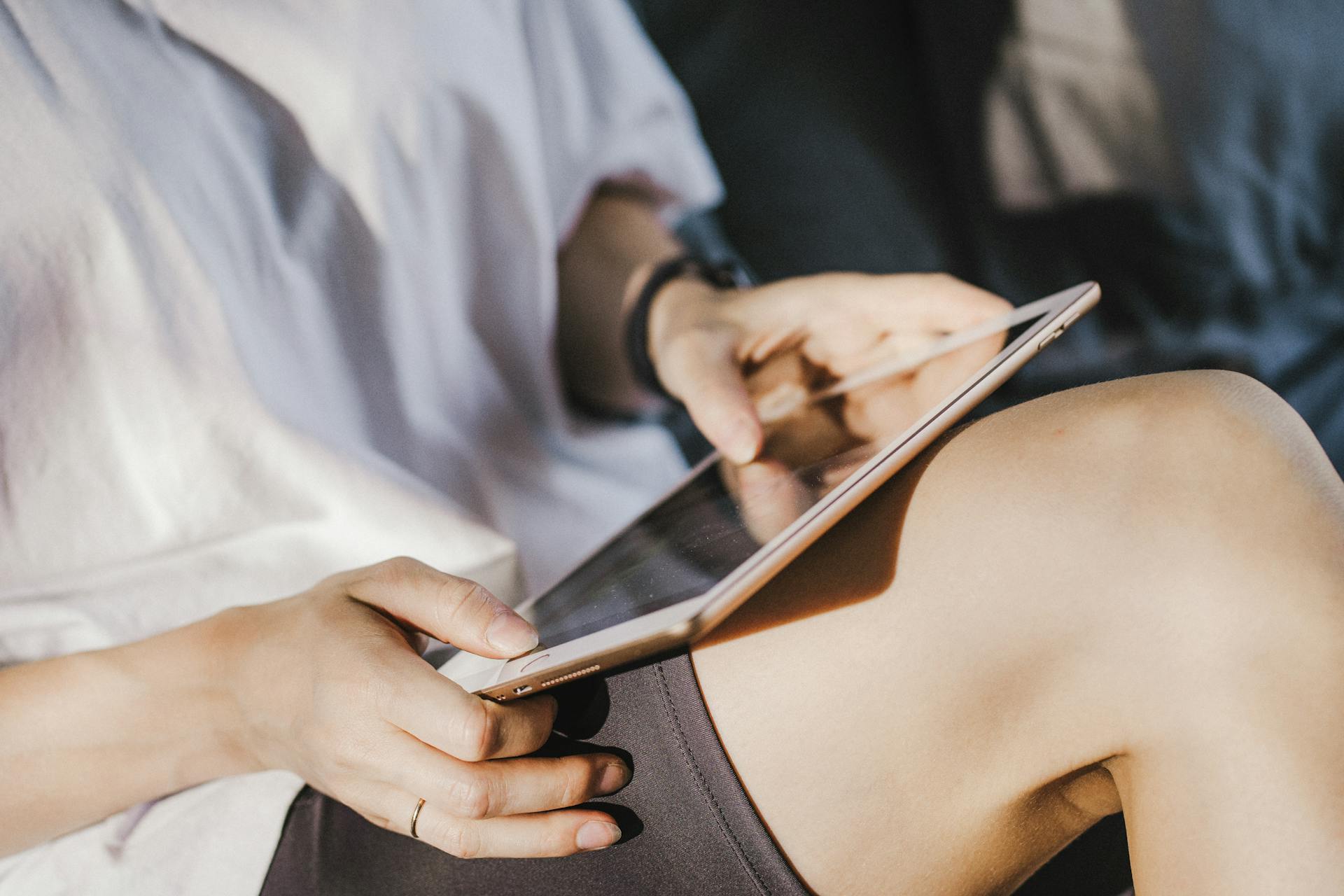 Uma mulher segurando um tablet digital | Fonte: Pexels