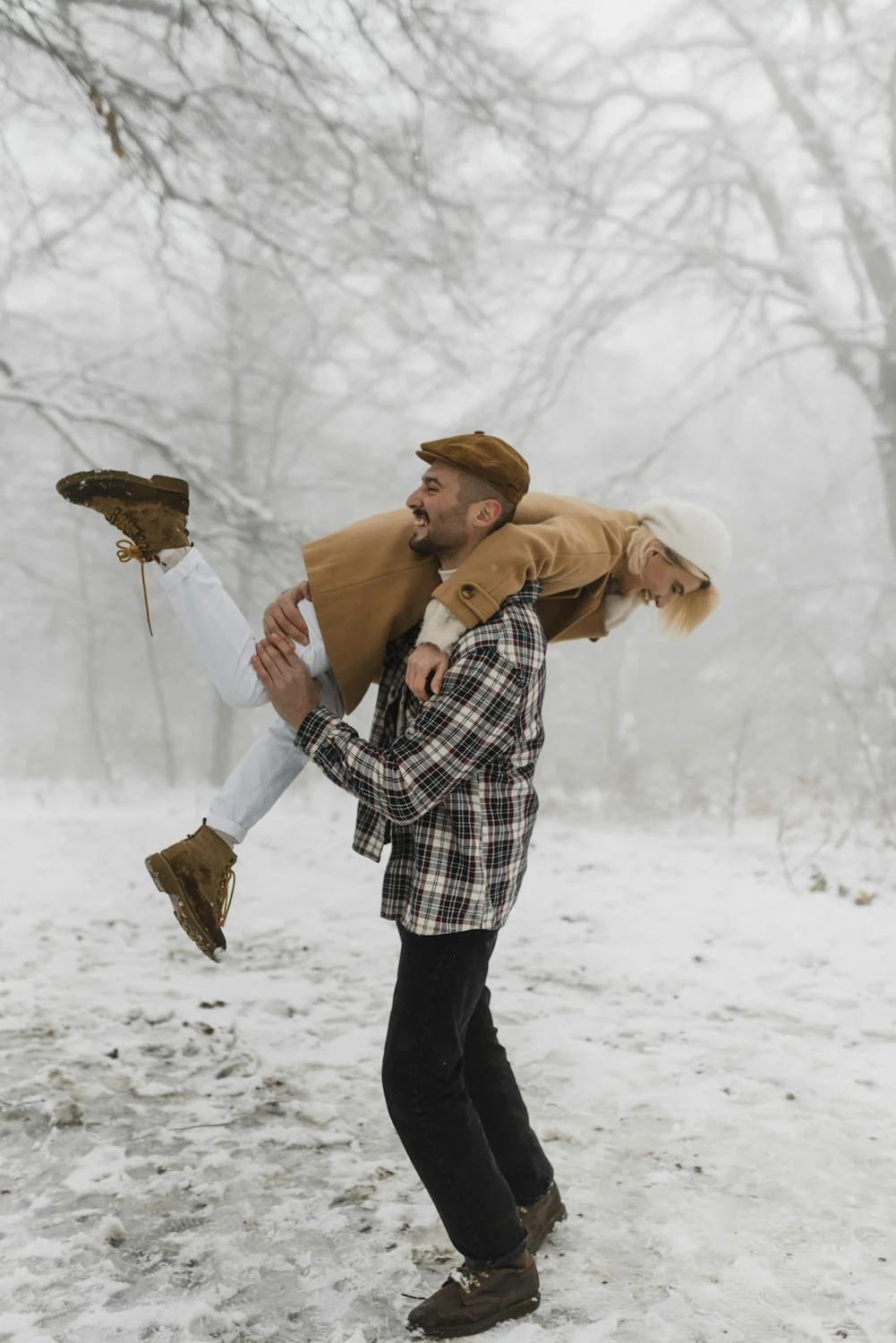 A couple having fun in the snow | Source: Pexels