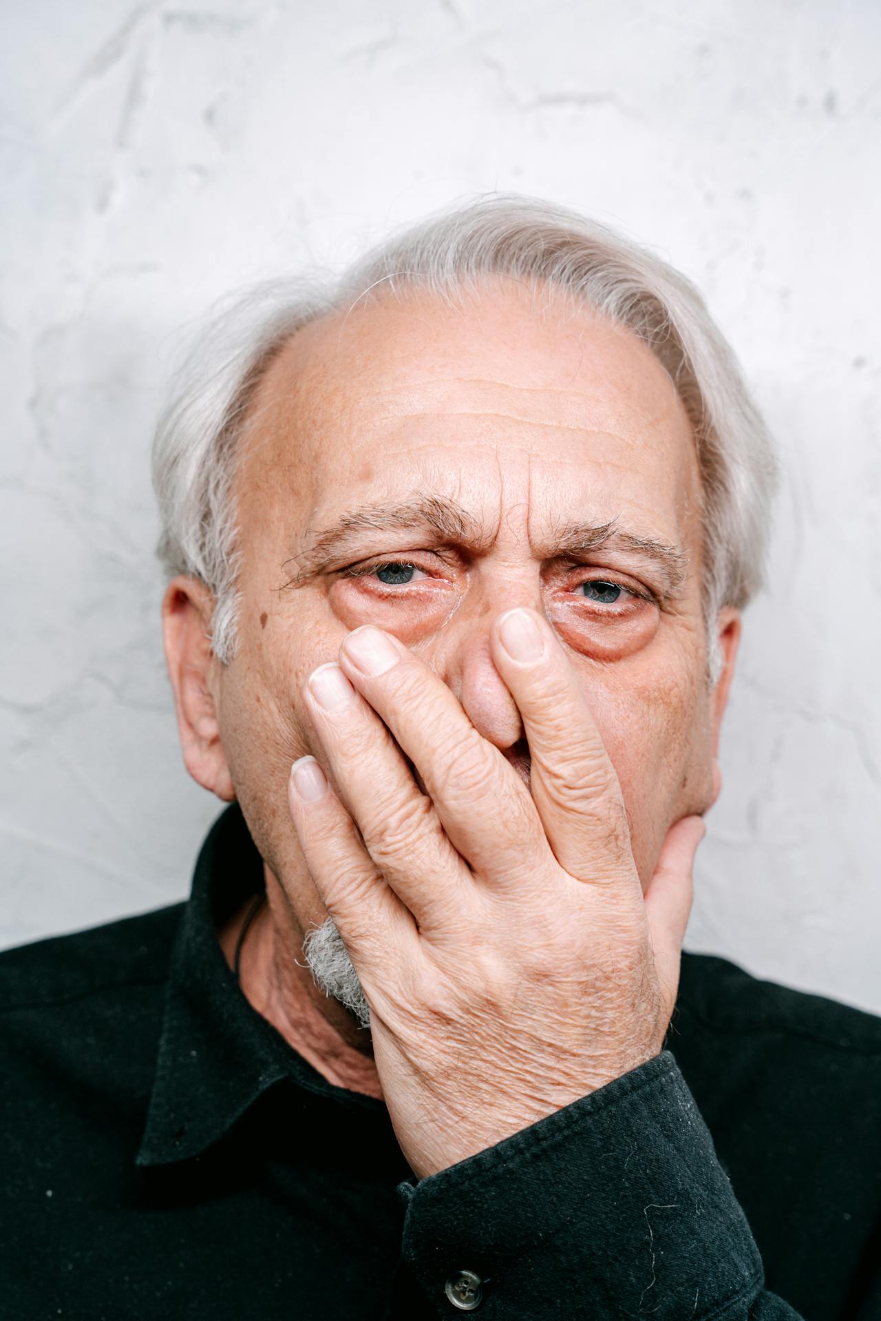 A shaken elderly man | Source: Pexels