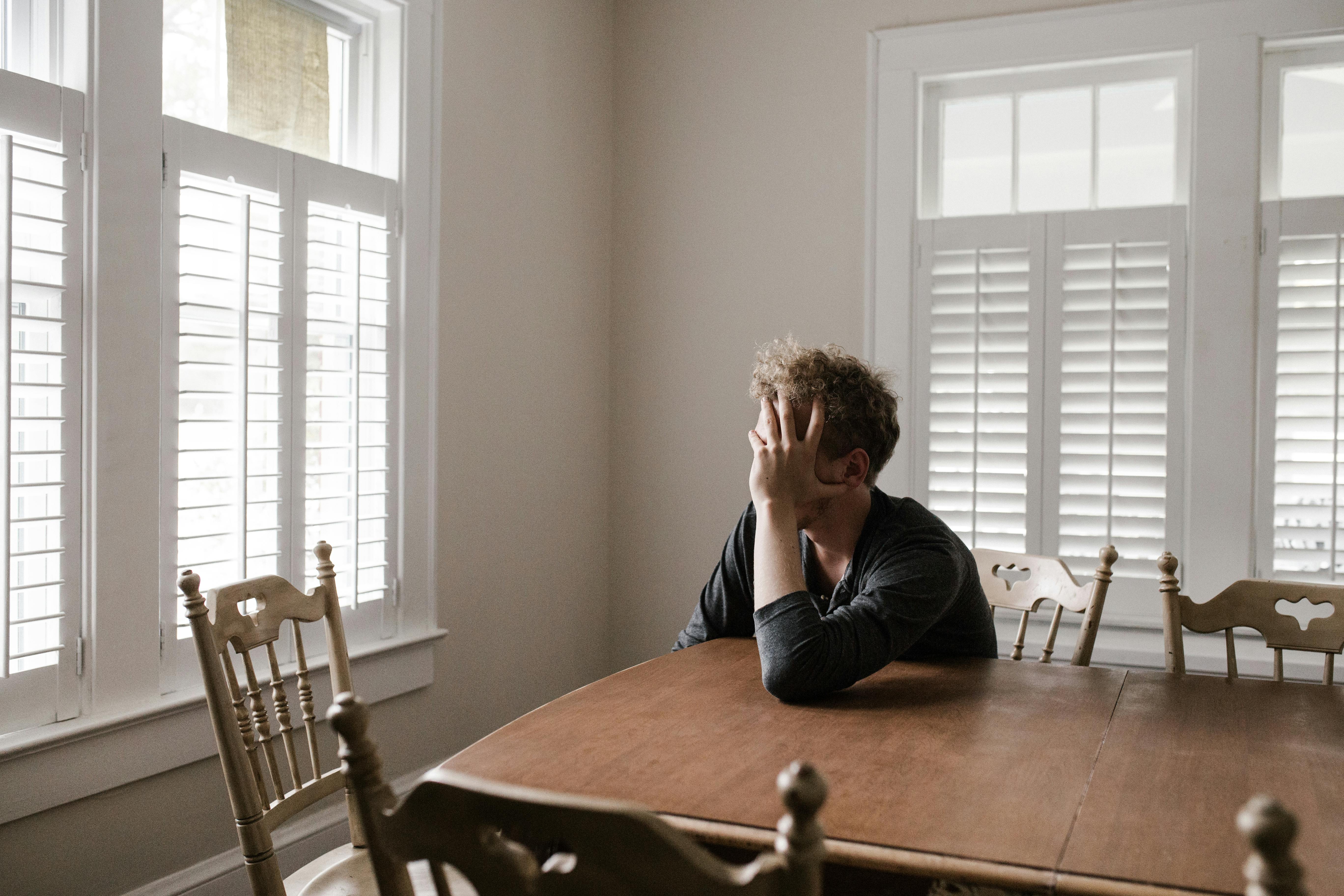 A sad man at the table | Source: Pexels