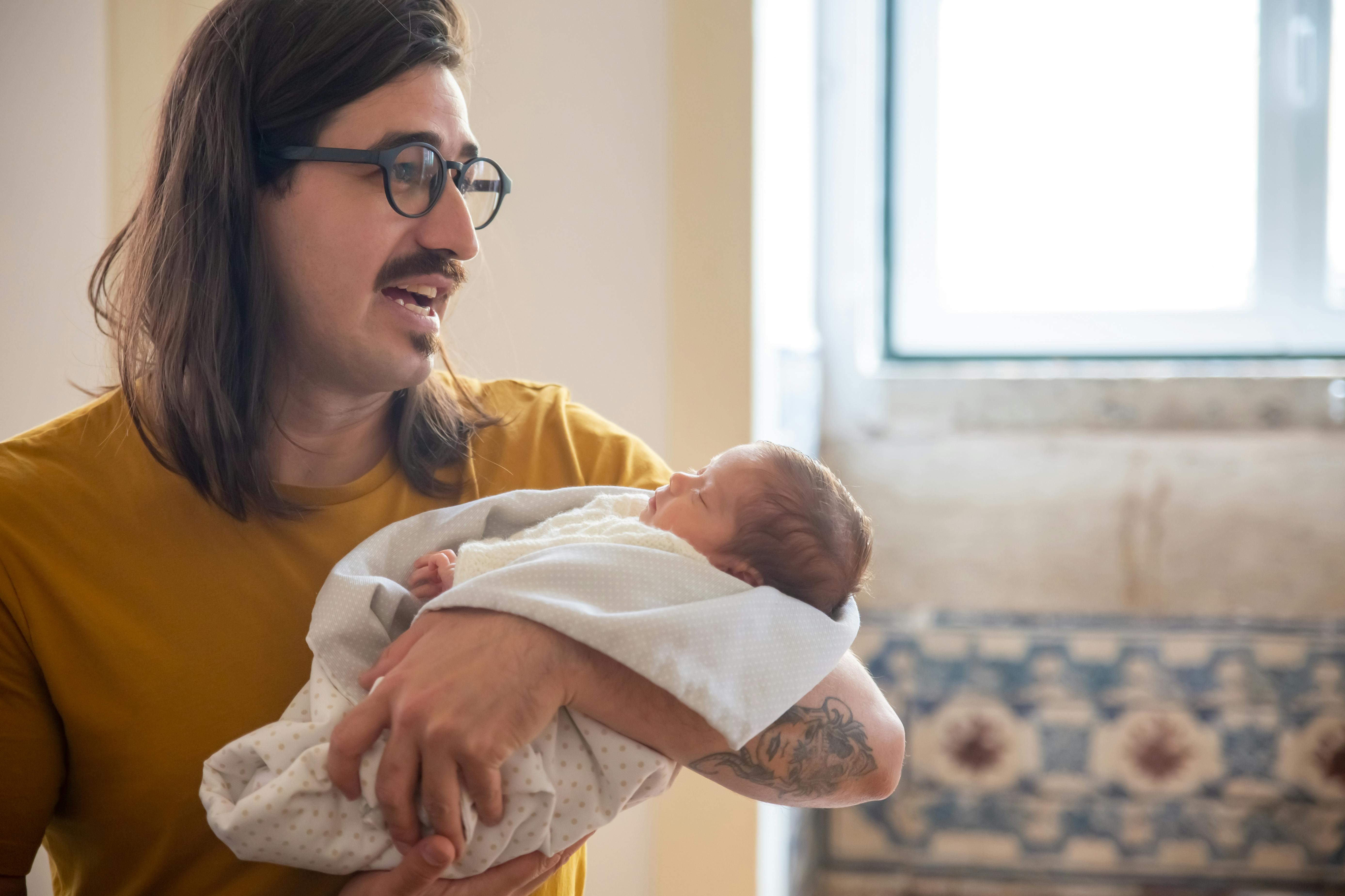 A man cradling a baby | Source: Pexels