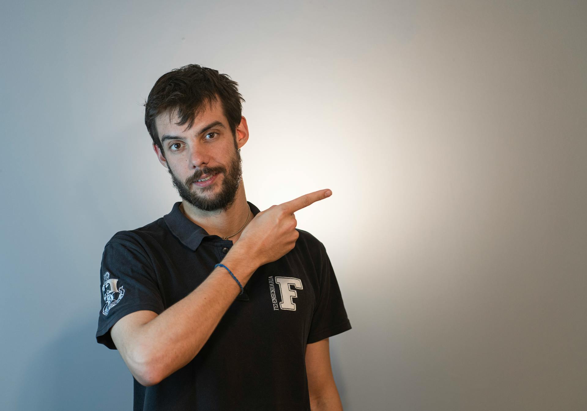 A man pointing at something | Source: Pexels