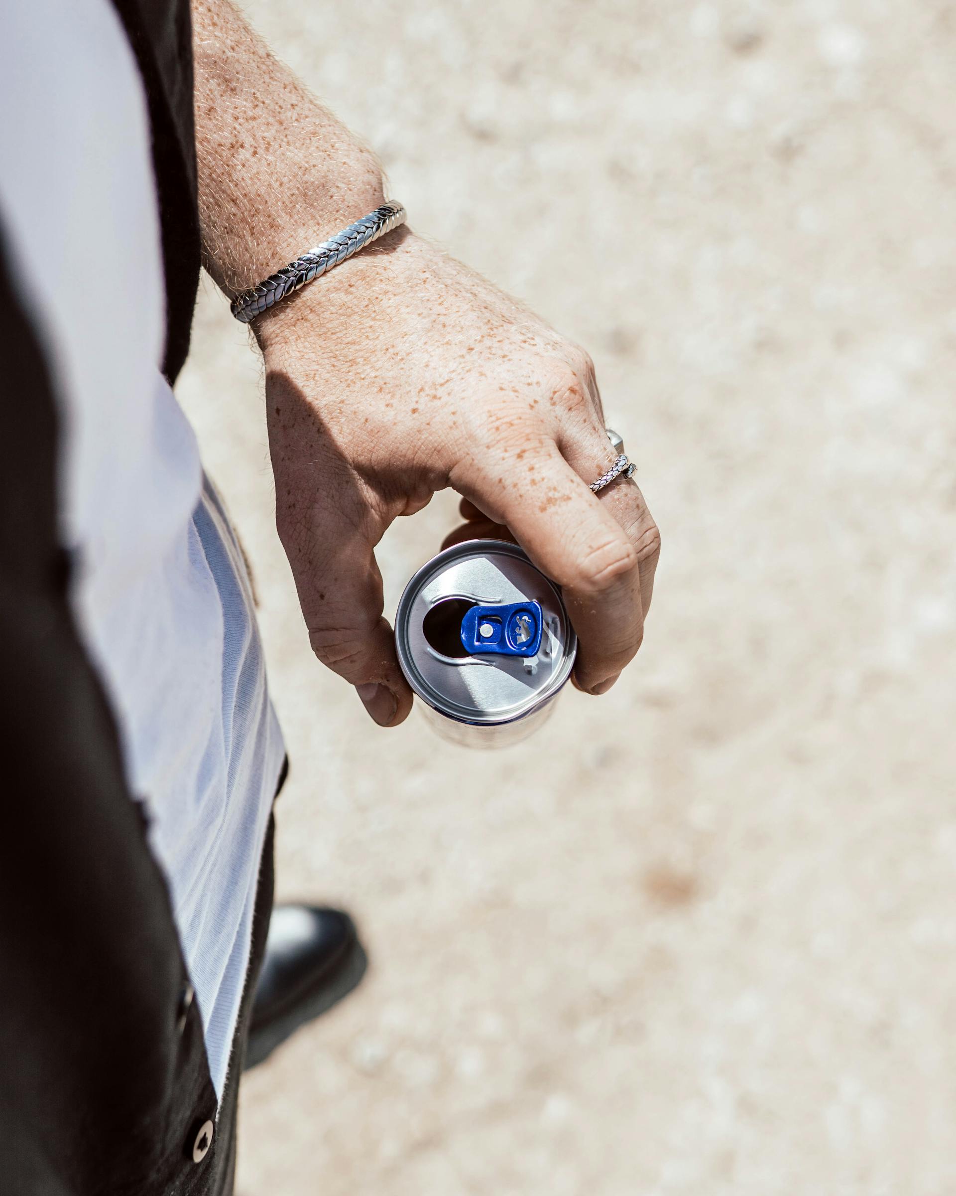 A man holding a can | Source: Pexels