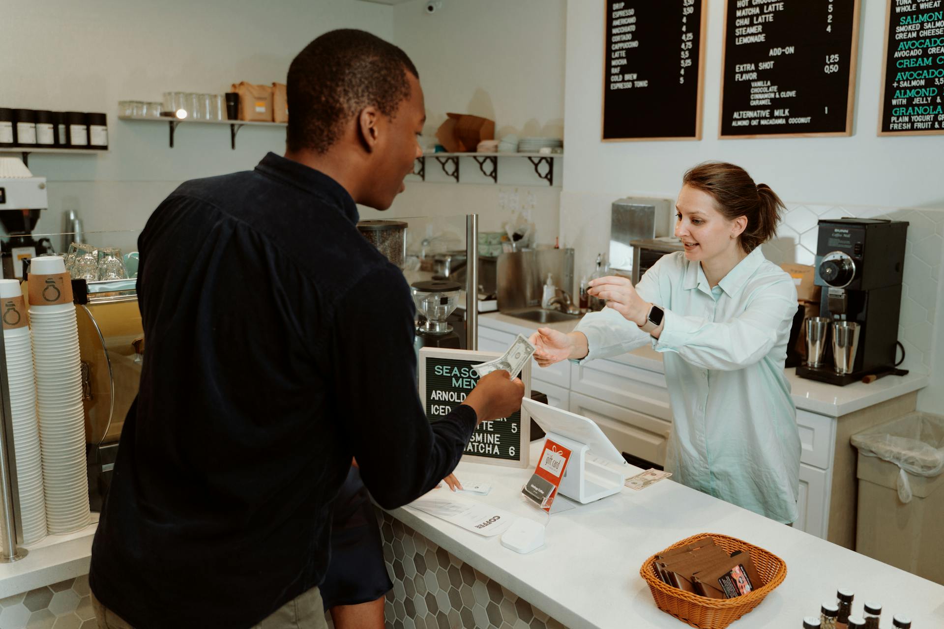 A customer paying in an eatery | Source: Pexels
