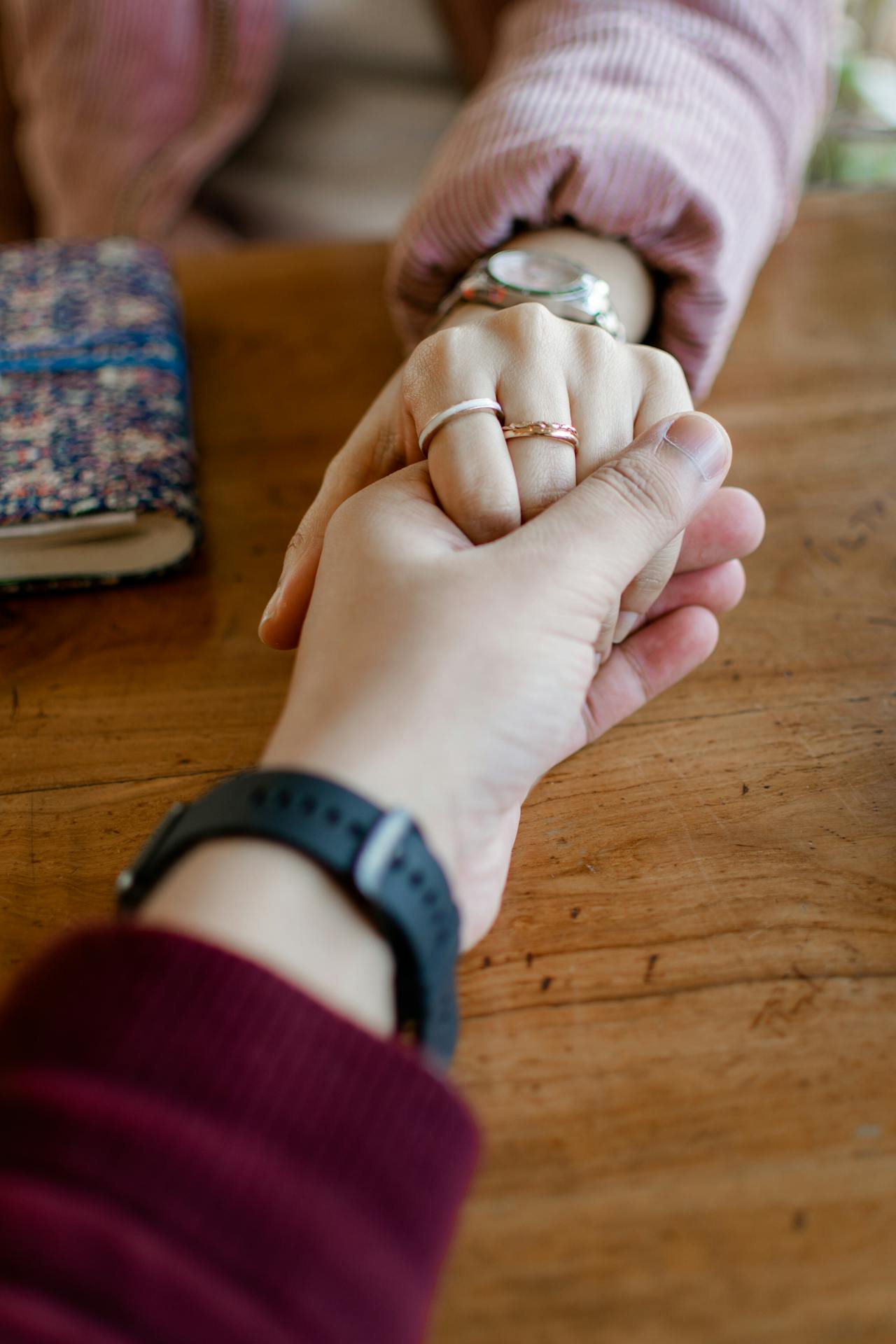 A man holding a woman's hand | Source: Pexels