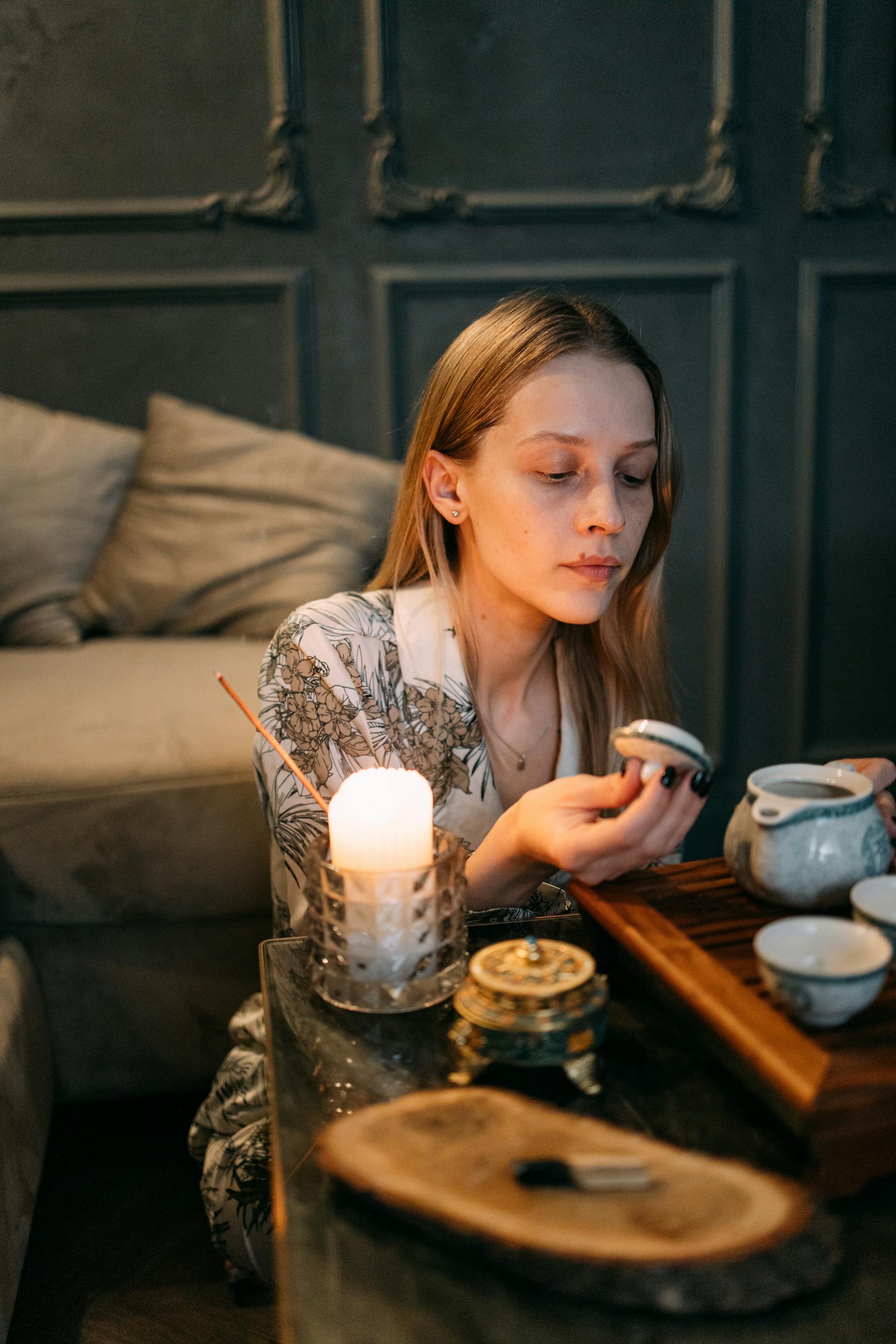 A woman checking out the tea on a tray | Source: Pexels