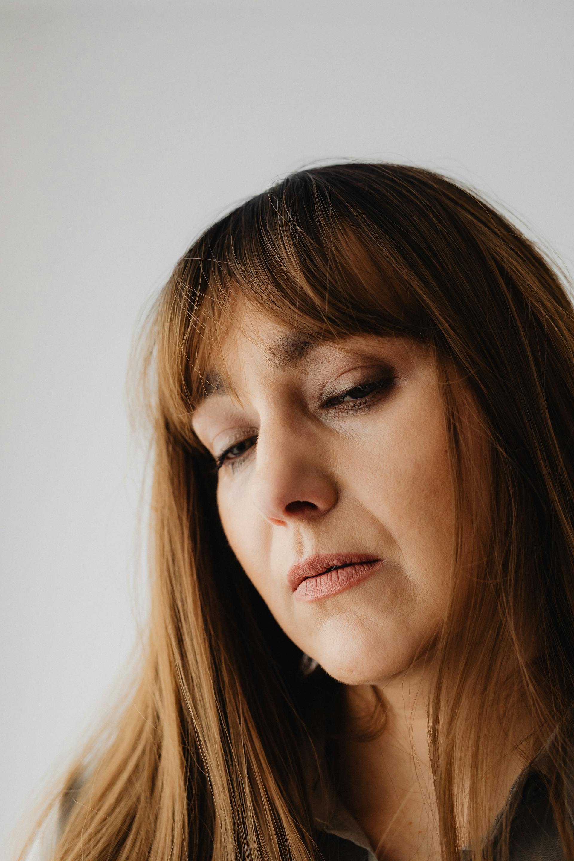 Close-up of a distressed woman looking down | Source: Pexels