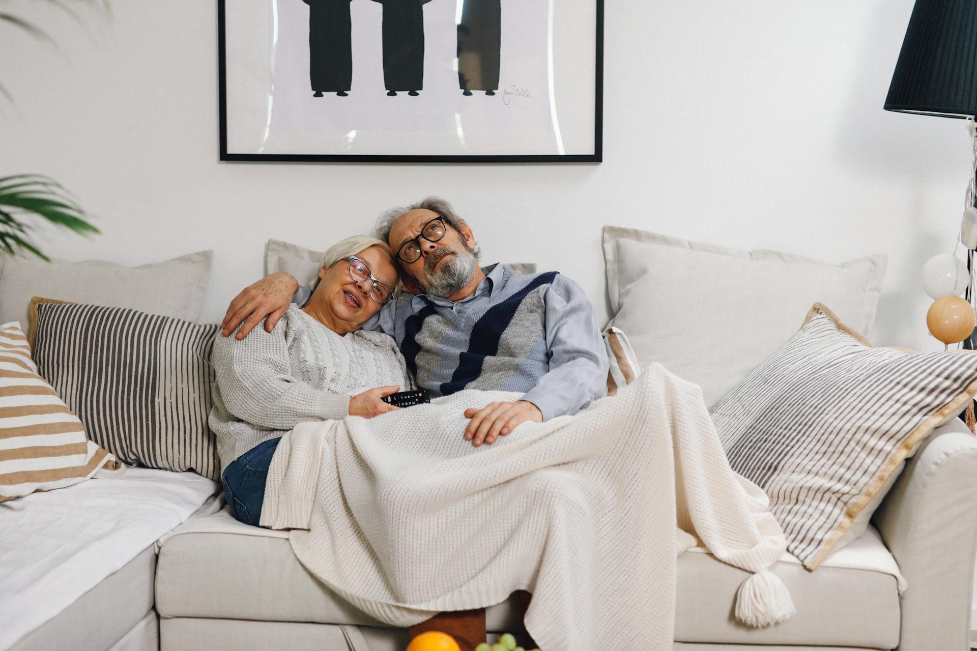 An older couple cuddling | Source: Pexels