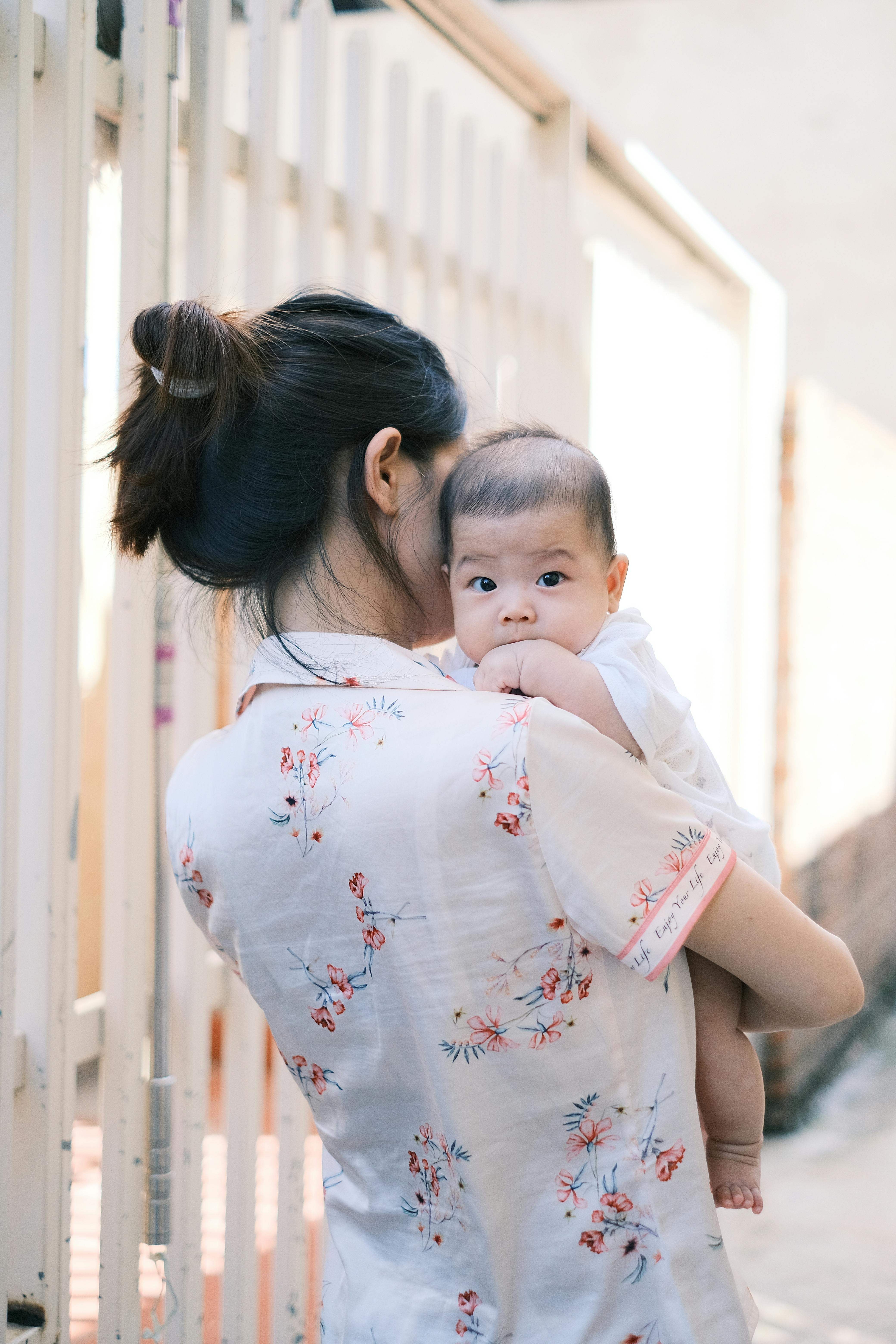 Woman holding a baby | Source: Pexels