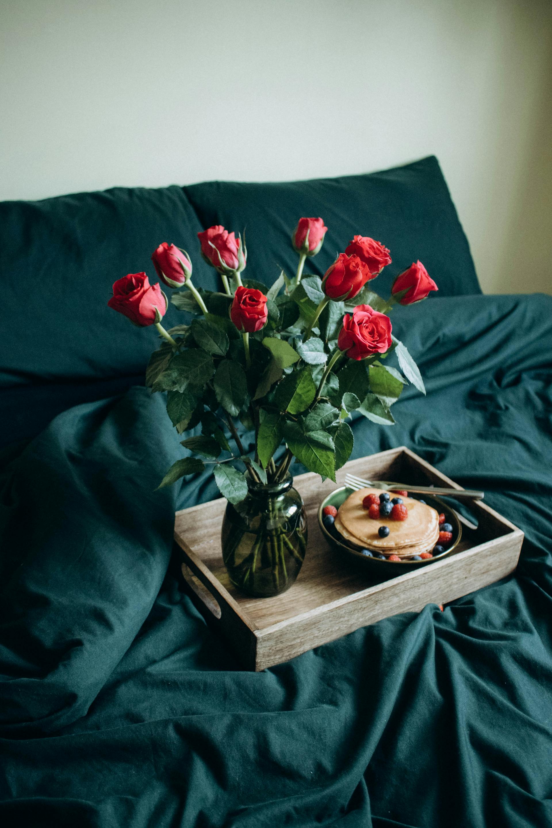 A breakfast tray with a vase of flowers | Source: Pexels