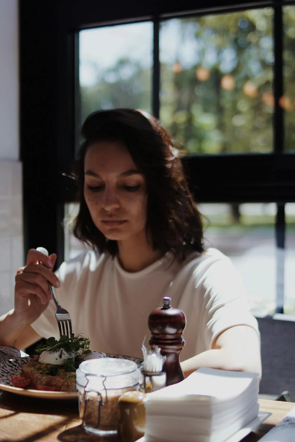 A serious woman in a restaurant | Source: Pexels