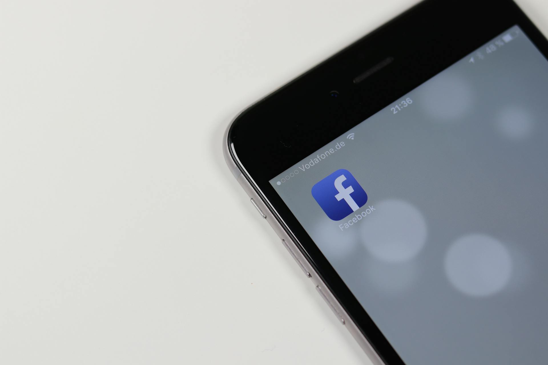 A Facebook shortcut on a phone screen | Source: Pexels