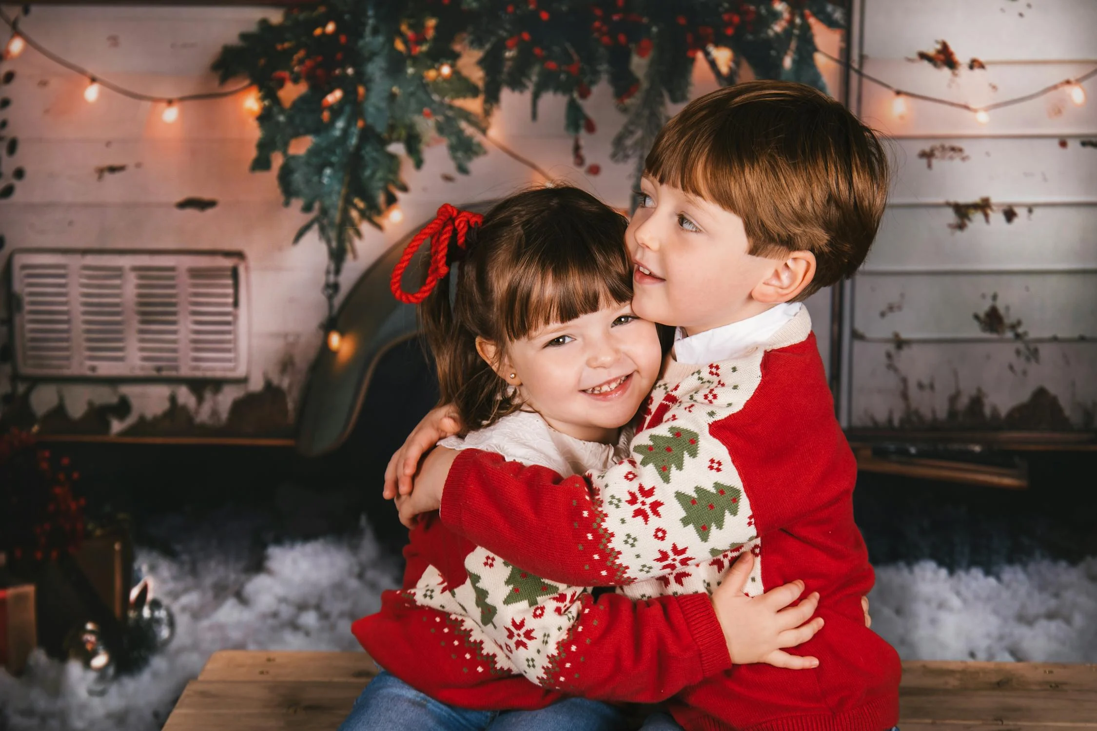 Two kids in sweaters | Source: Pexels