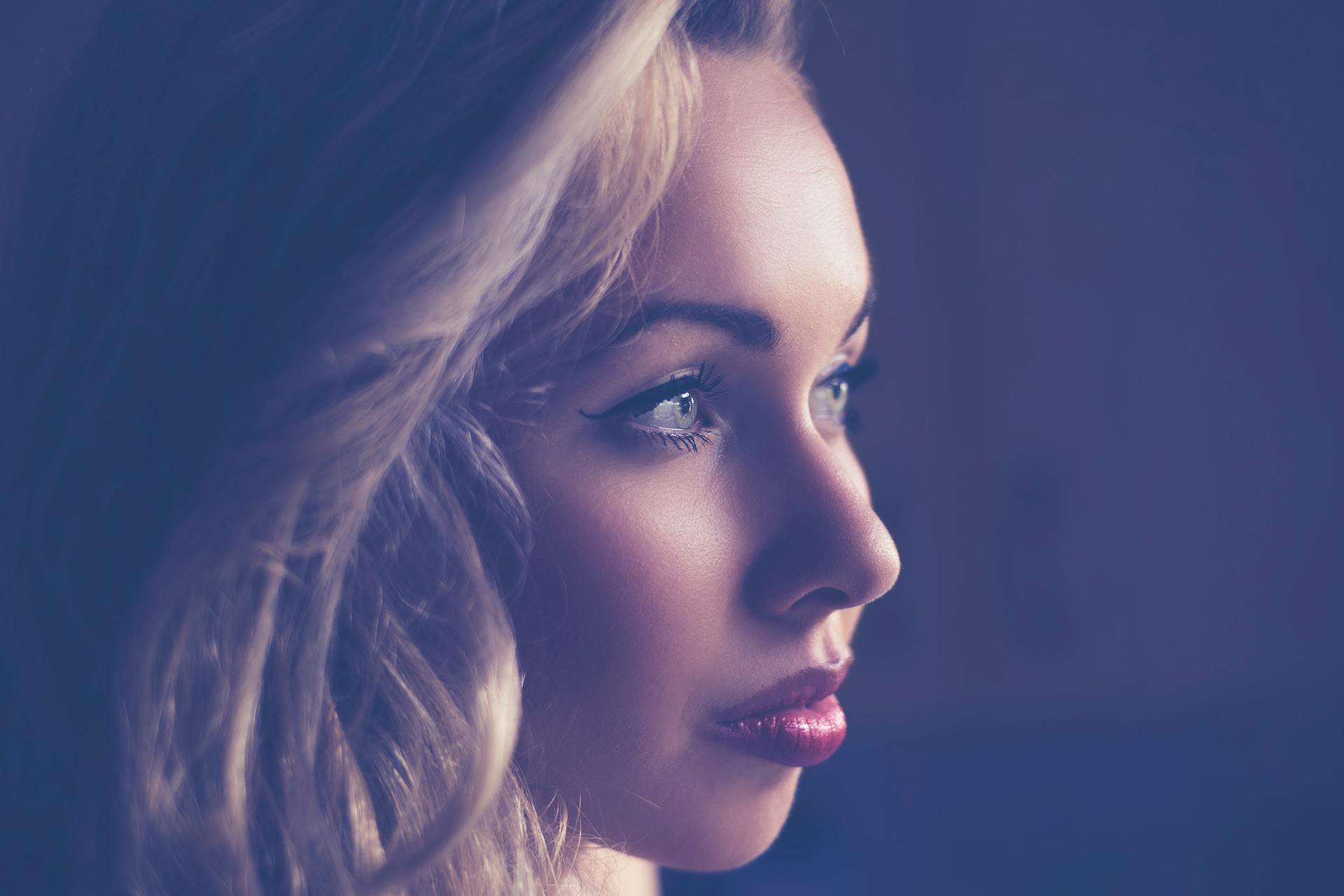 A woman staring at someone | Source: Pexels