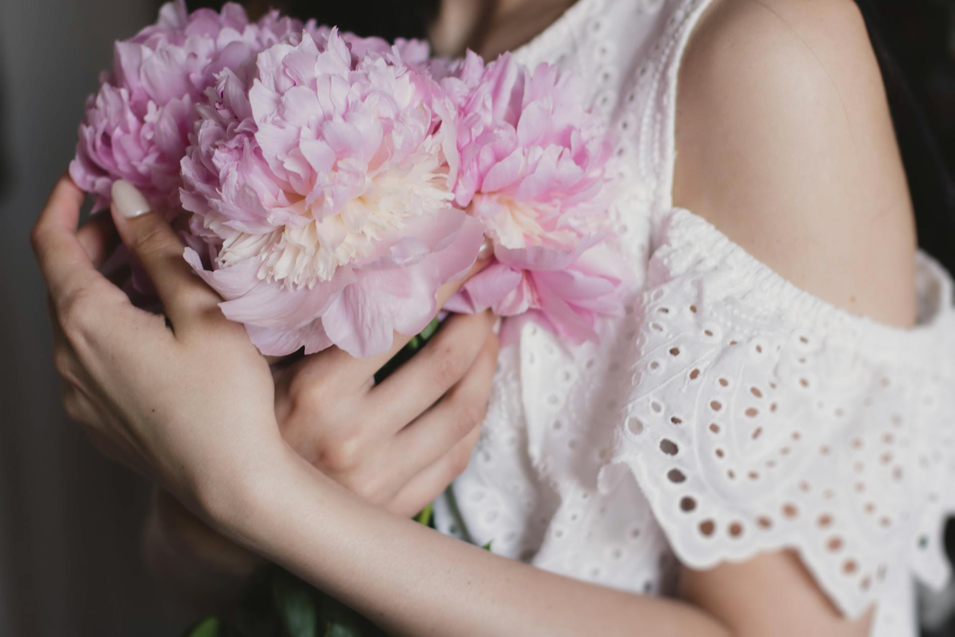 A woman holding a bouquet | Source: Pexels