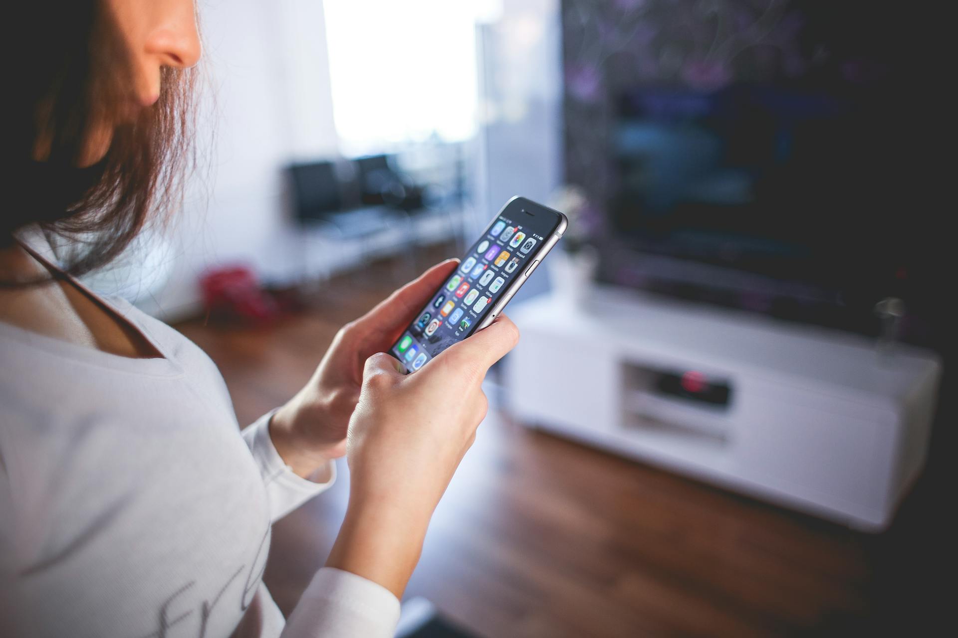 A woman using her phone | Source: Pexels