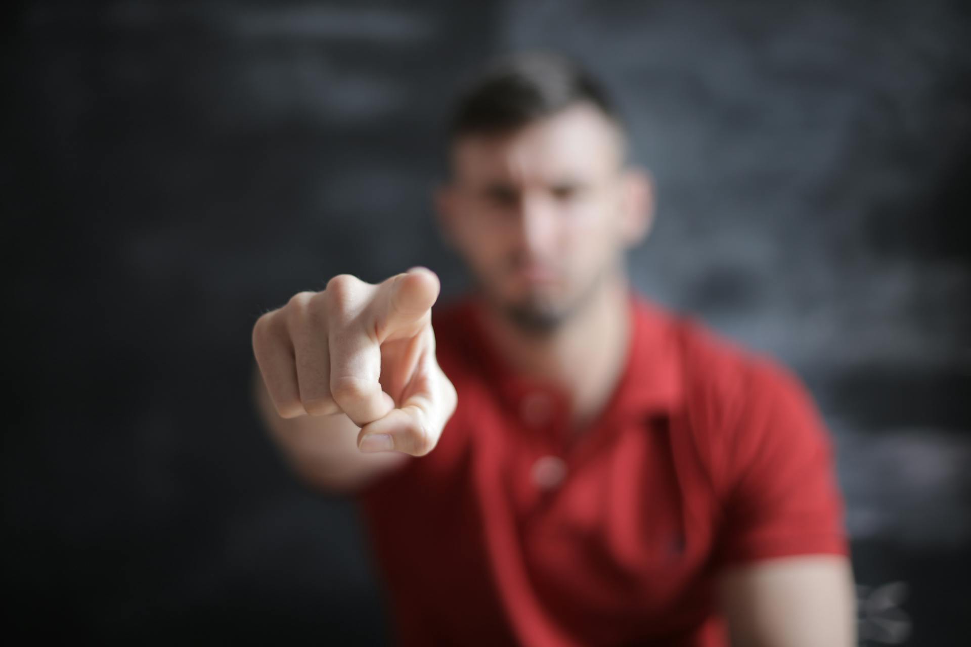 An angry man pointing his finger | Source: Pexels