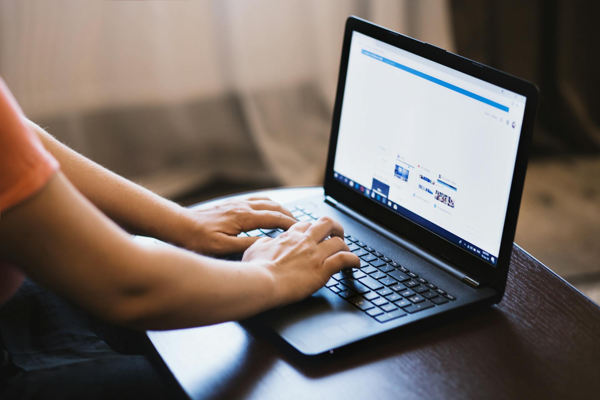 A person using a laptop | Source: Pexels