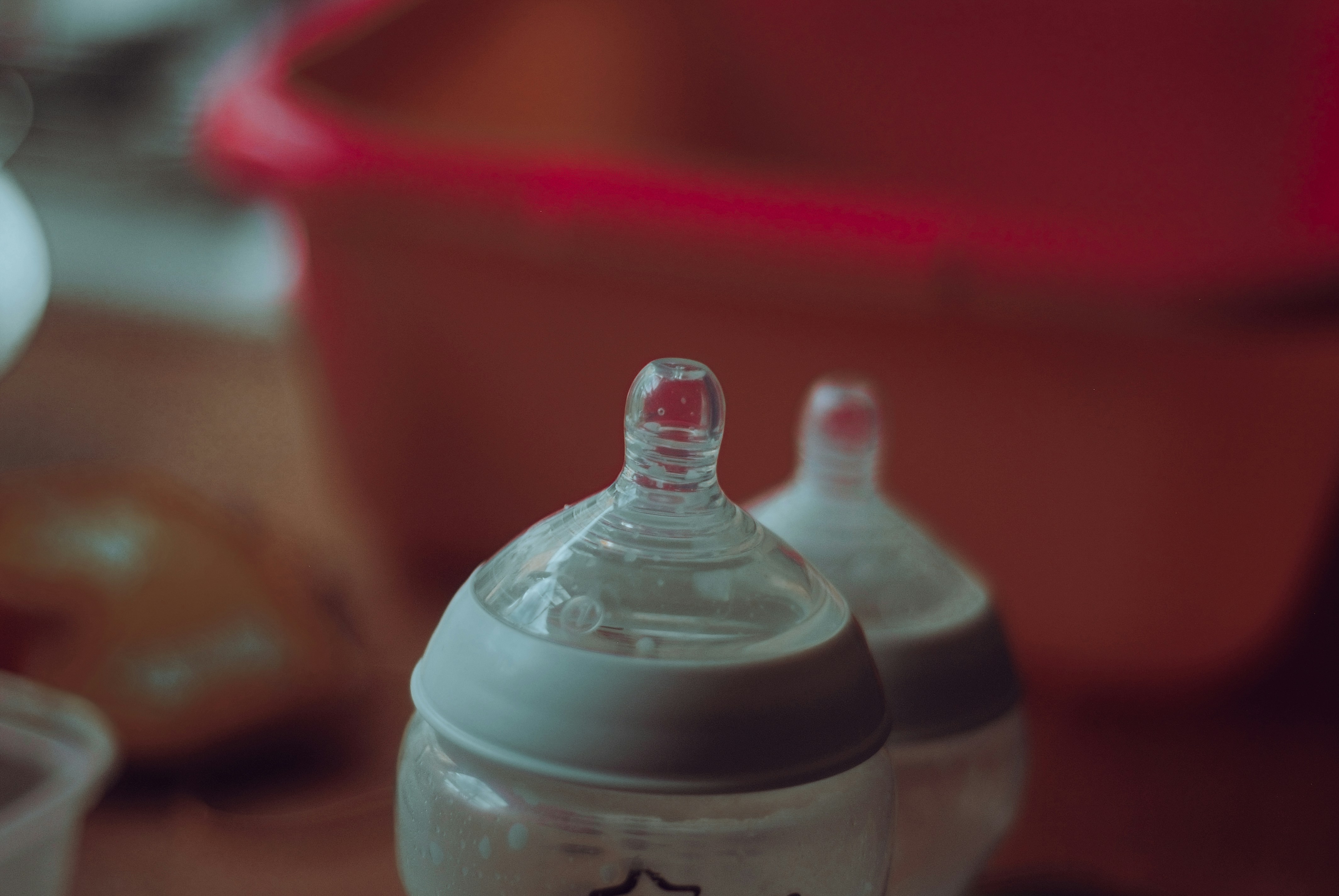Baby bottles on a counter | Source: Unsplash