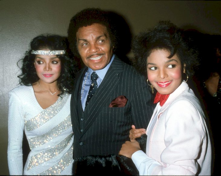 Janet Jackson at the R&amp;B Awards with her father Joe Jackson and sister LaToya Jackson (left) on February 4, 1983, in Los Angeles, California. | Photo by Michael Ochs Archives/Getty Images