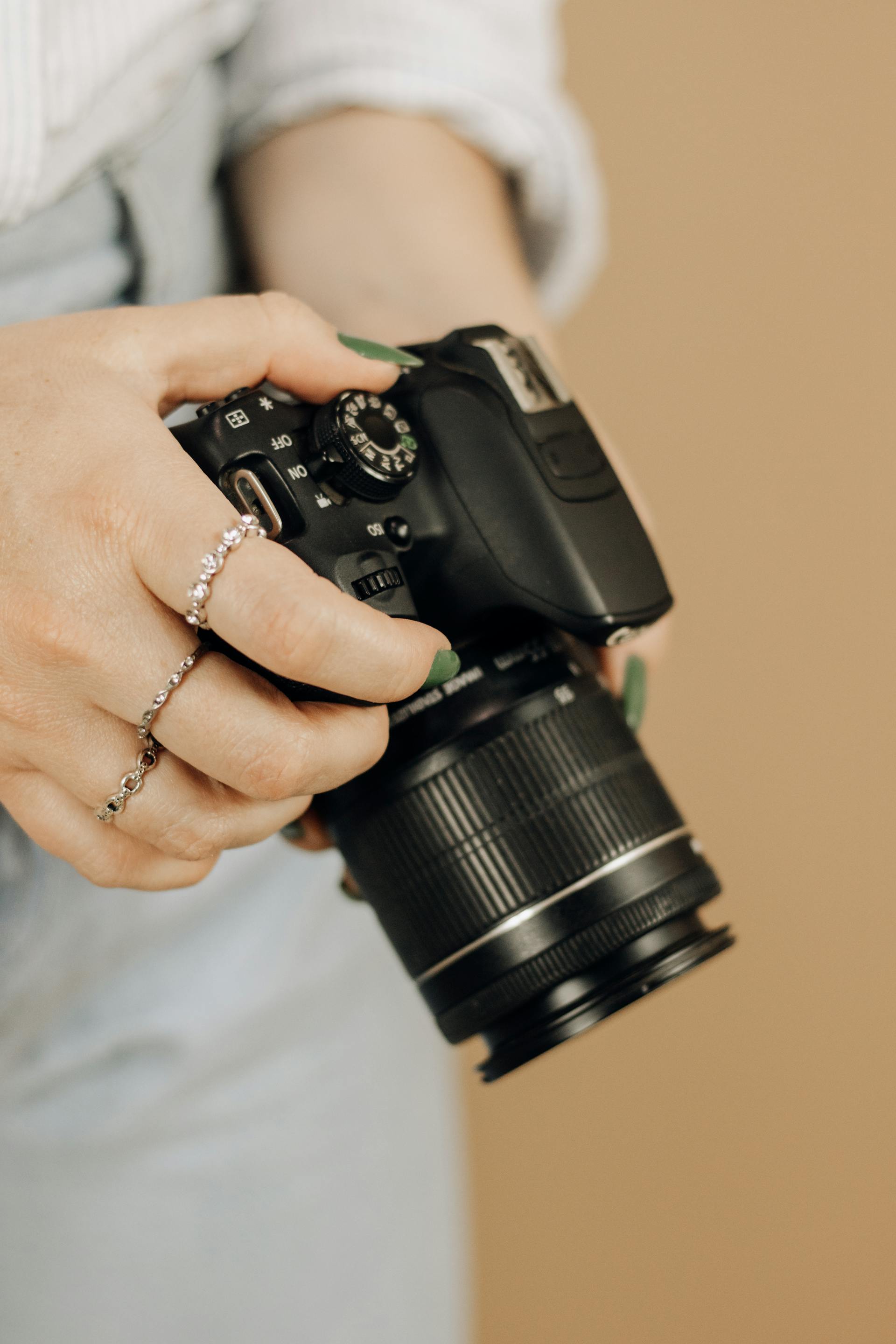 A woman holding a camera | Source: Pexels