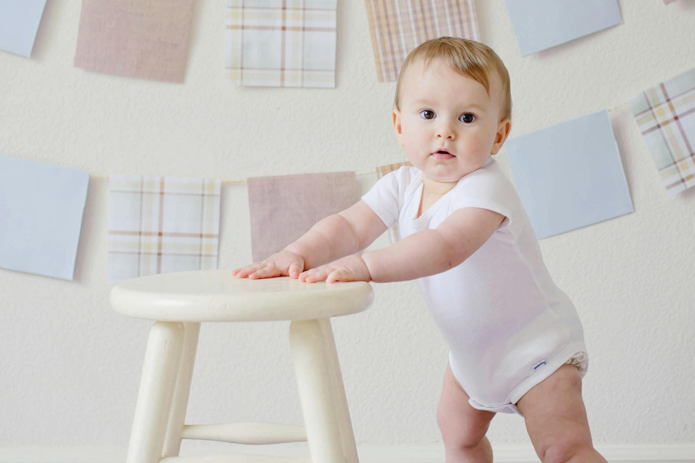 A toddler leaning on a stool | Source: Pexels