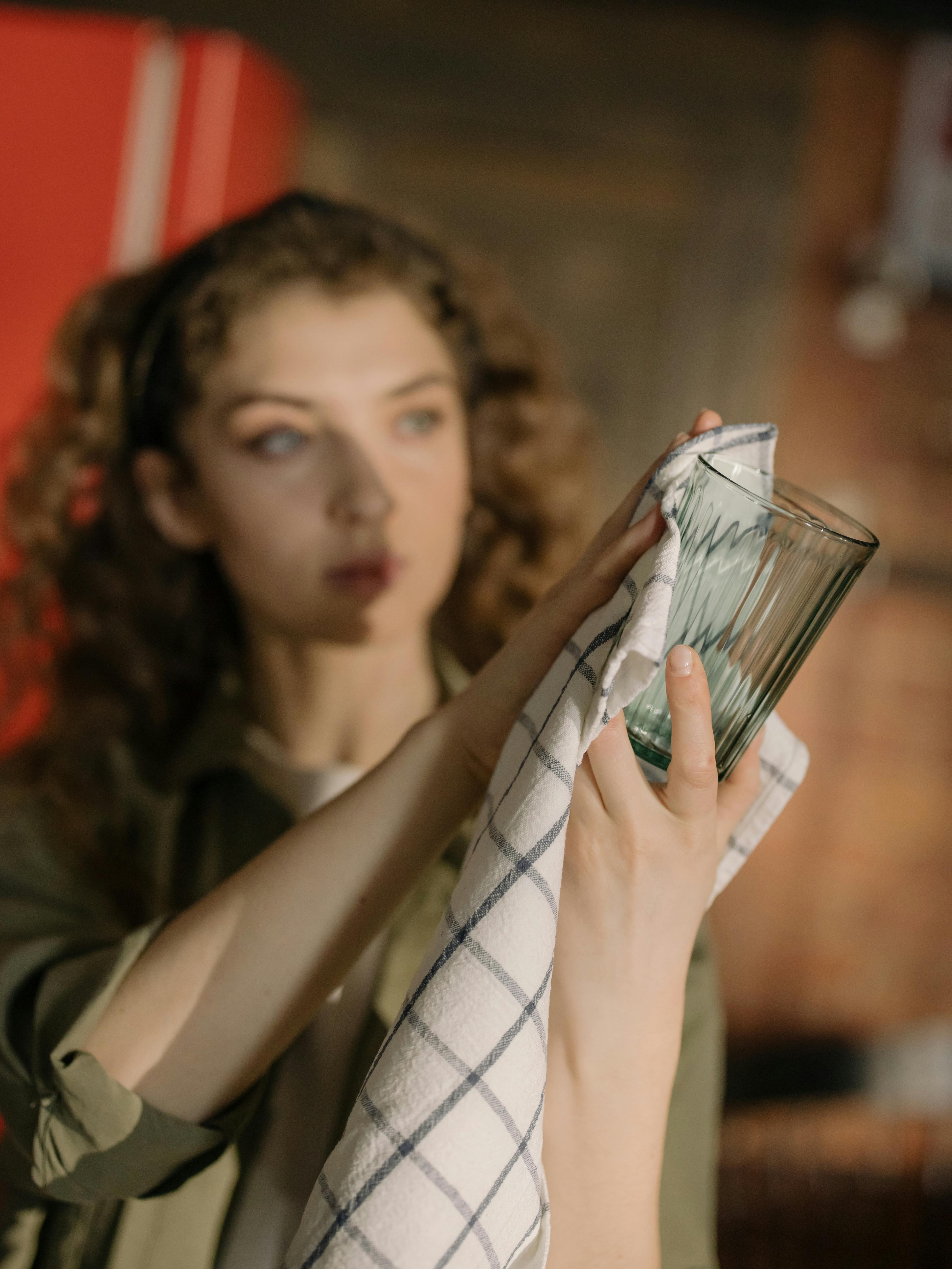 A woman washing dishes | Source: Pexels